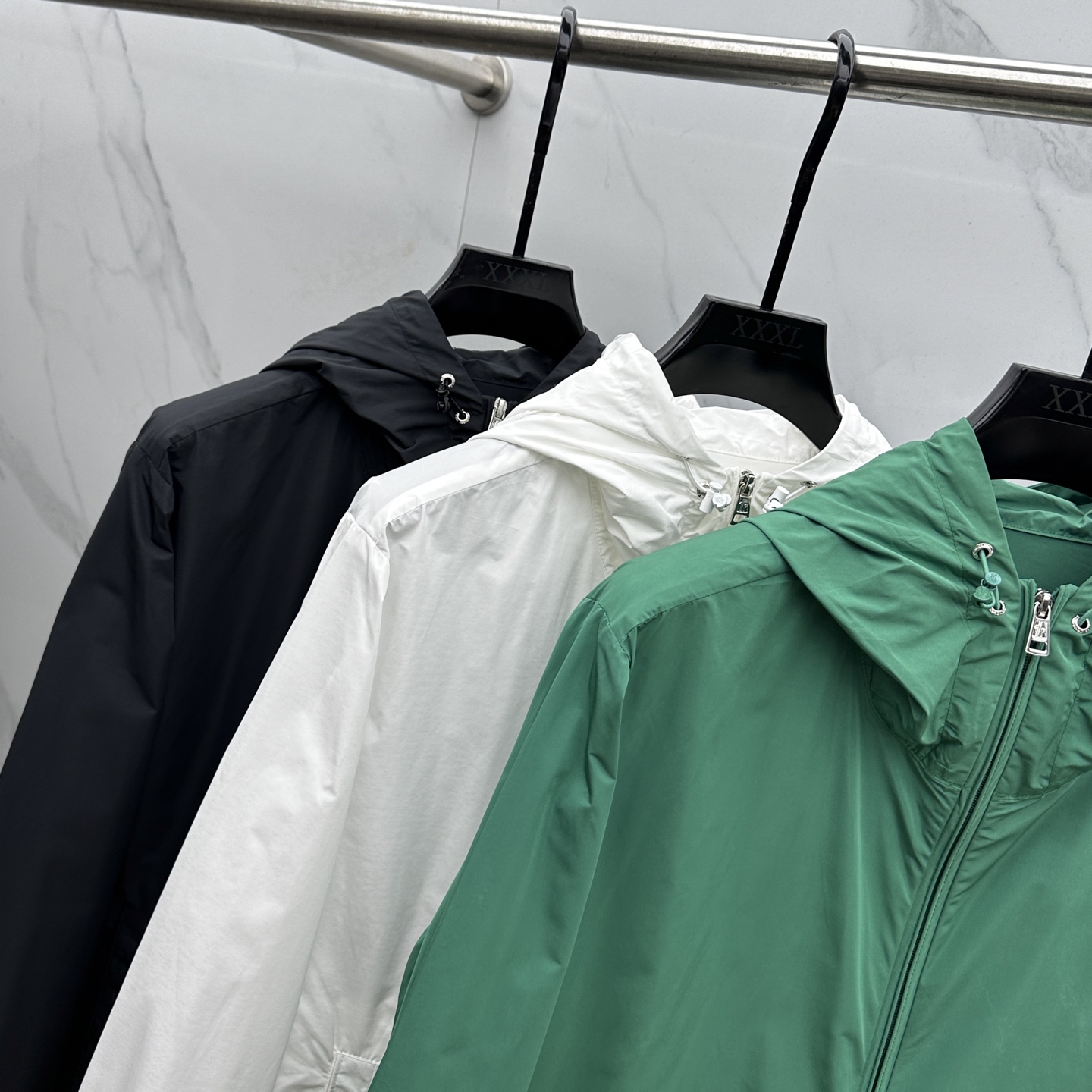 🆕Mon*蒙口 2025SS早秋新款连帽夹克外套，产品选用100％聚酯纤维制成的细密柔软面料，其质地细腻