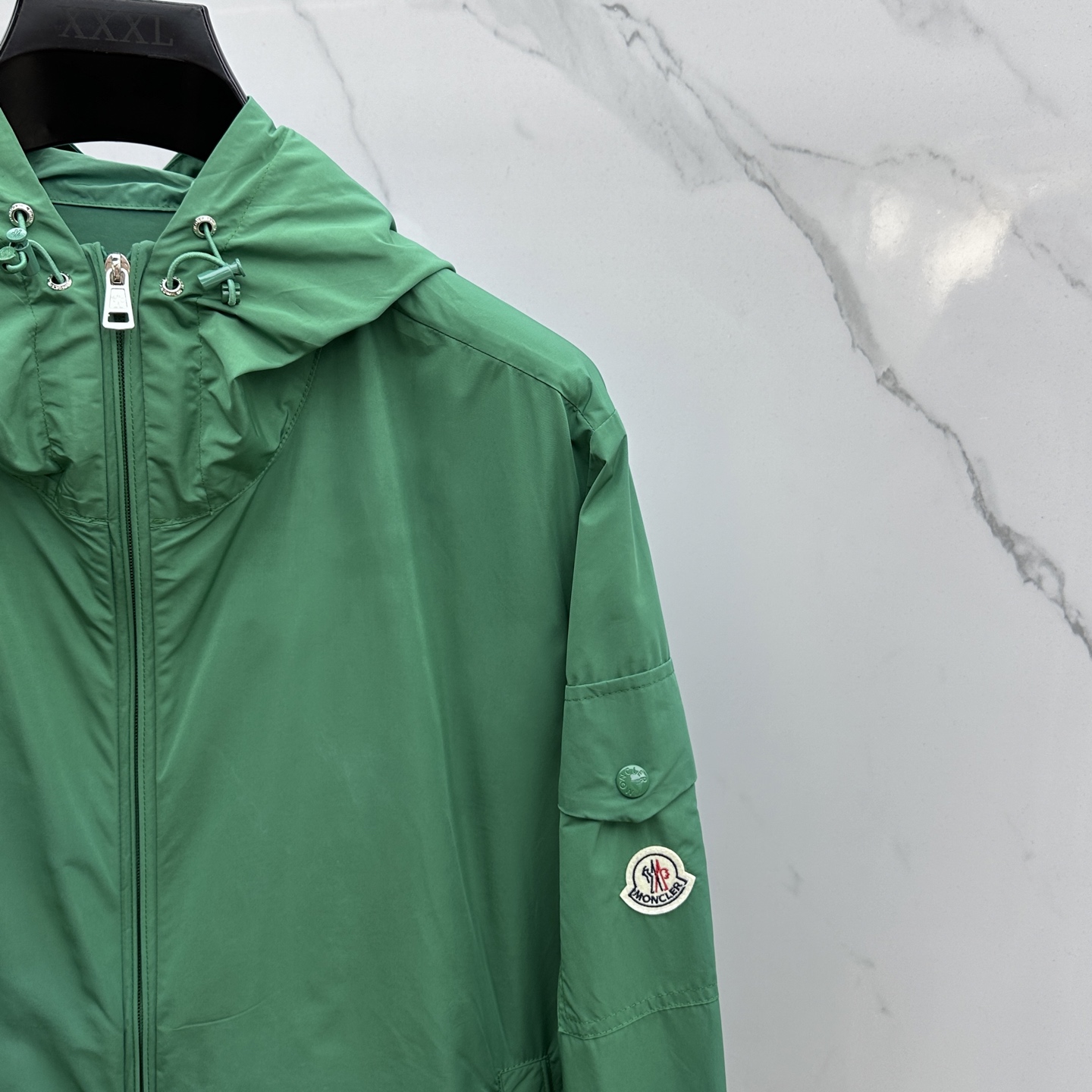 🆕Mon*蒙口 2025SS早秋新款连帽夹克外套，产品选用100％聚酯纤维制成的细密柔软面料，其质地细腻