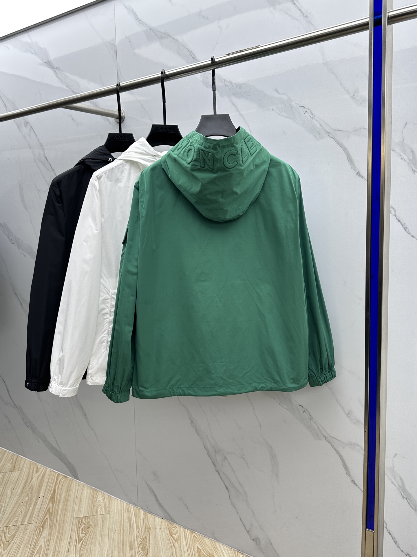 🆕Mon*蒙口 2025SS早秋新款连帽夹克外套，产品选用100％聚酯纤维制成的细密柔软面料，其质地细腻