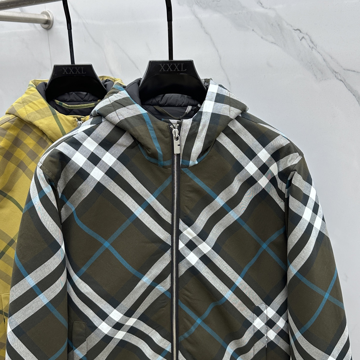 🆕Burberr*巴宝莉 斜格纹连帽拉链夹棉外套采用定织定染格纹面料，全身多处对位拼接操作，面料损耗极大