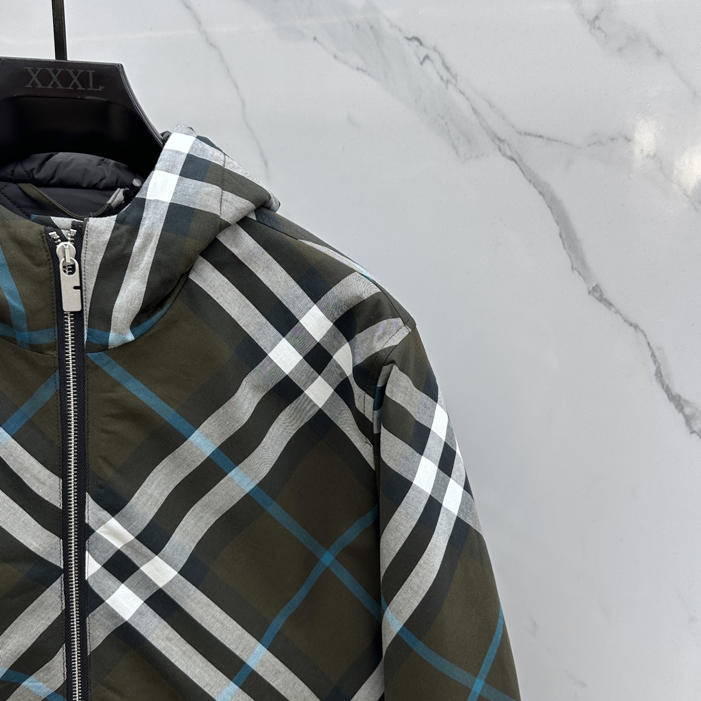 🆕Burberr*巴宝莉 斜格纹连帽拉链夹棉外套采用定织定染格纹面料，全身多处对位拼接操作，面料损耗极大
