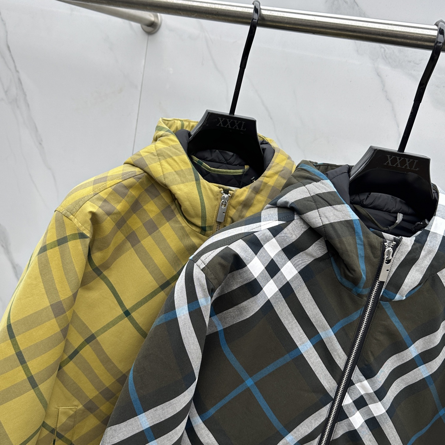 🆕Burberr*巴宝莉 斜格纹连帽拉链夹棉外套采用定织定染格纹面料，全身多处对位拼接操作，面料损耗极大