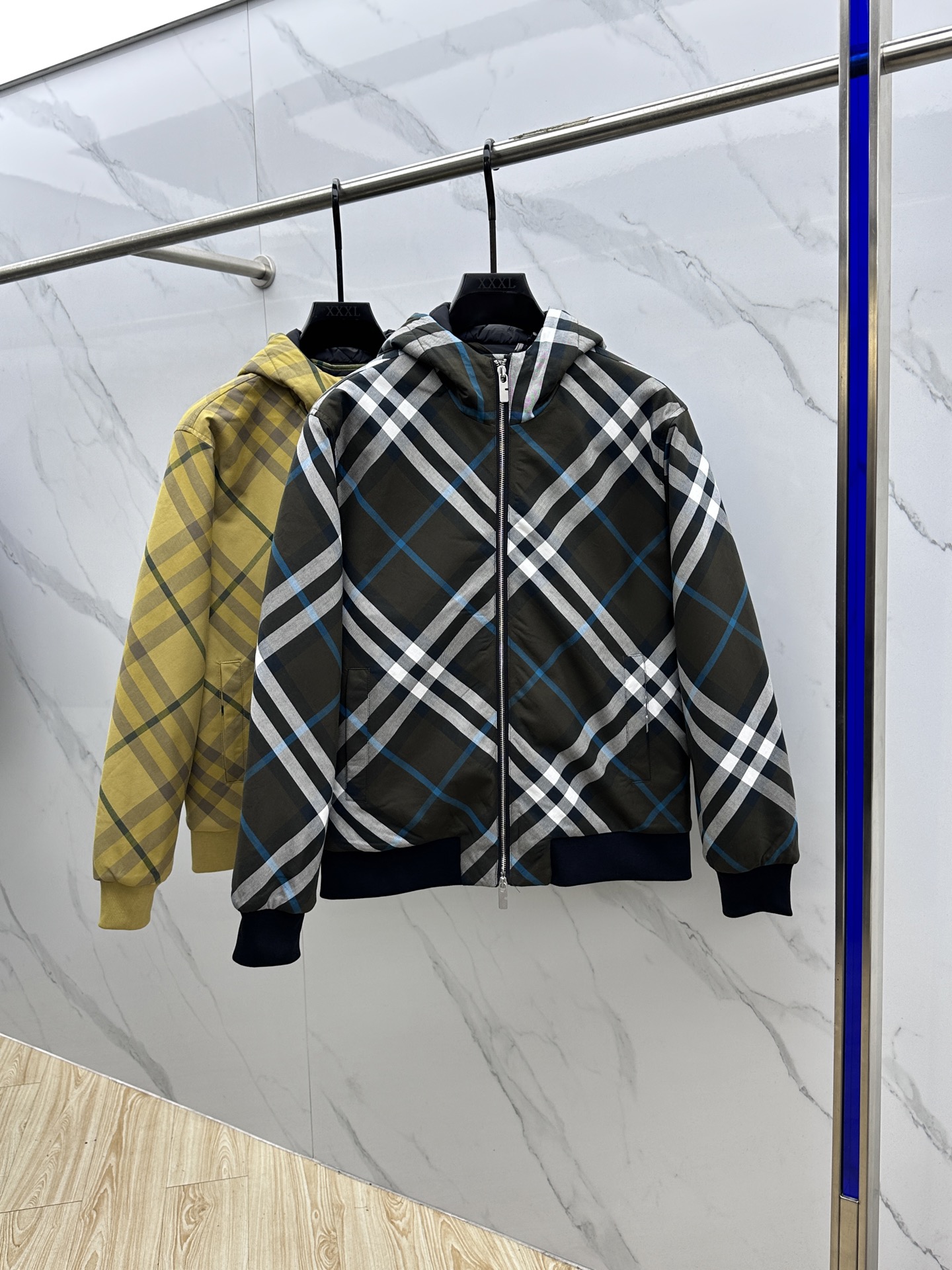 🆕Burberr*巴宝莉 斜格纹连帽拉链夹棉外套采用定织定染格纹面料，全身多处对位拼接操作，面料损耗极大