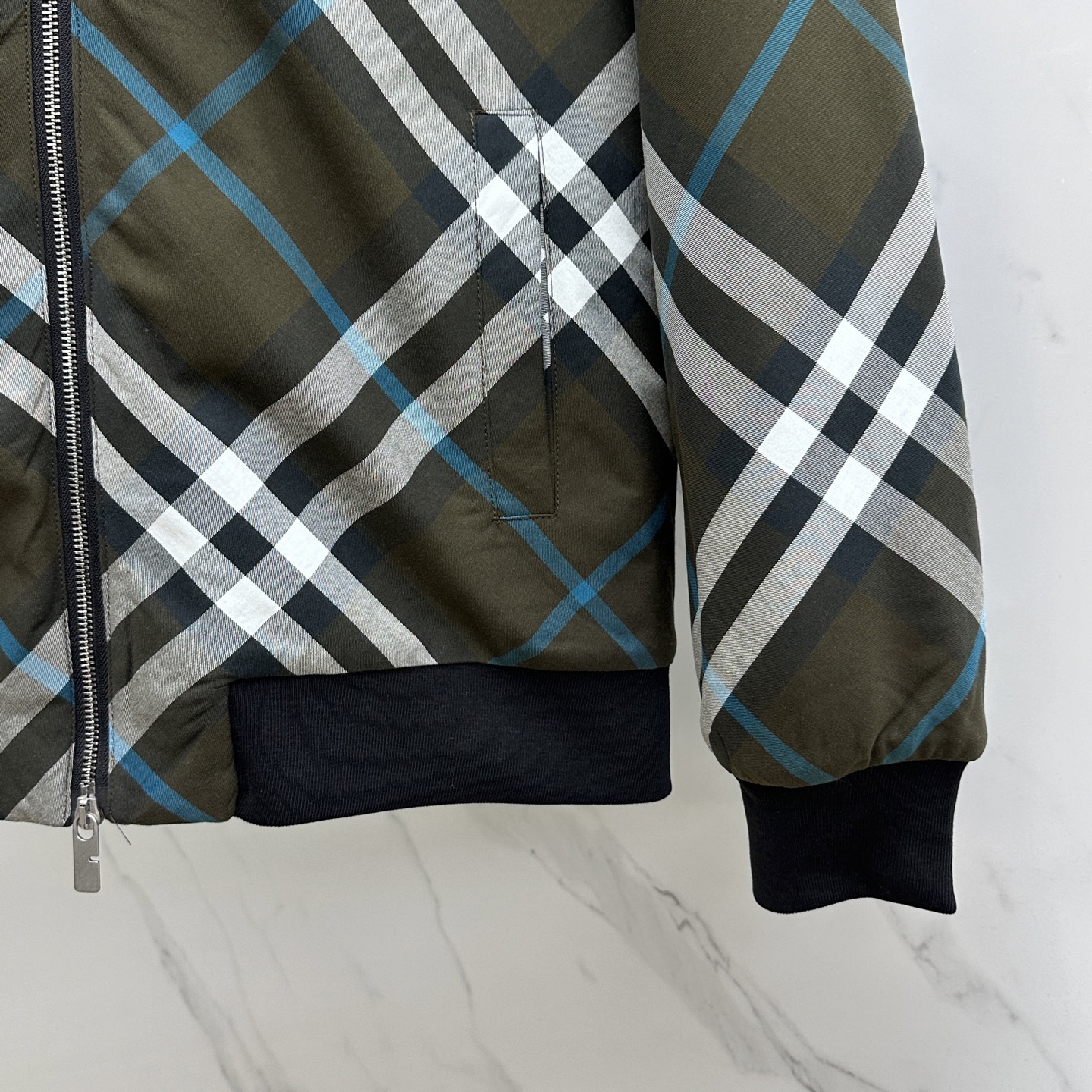 🆕Burberr*巴宝莉 斜格纹连帽拉链夹棉外套采用定织定染格纹面料，全身多处对位拼接操作，面料损耗极大