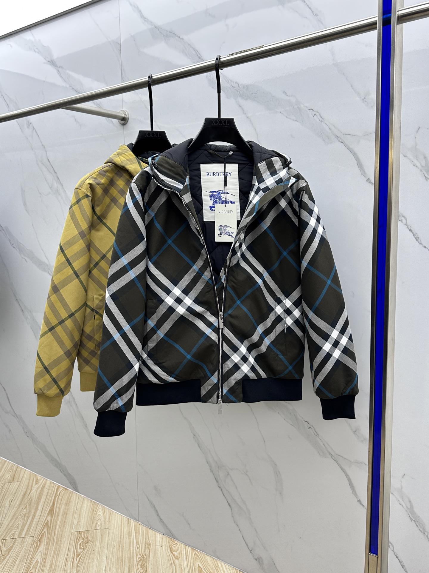 🆕Burberr*巴宝莉 斜格纹连帽拉链夹棉外套采用定织定染格纹面料，全身多处对位拼接操作，面料损耗极大