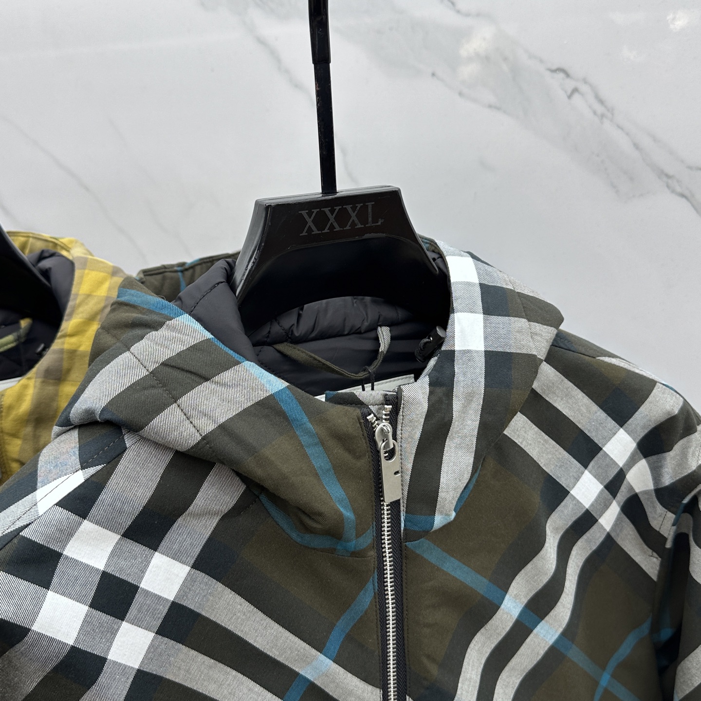 🆕Burberr*巴宝莉 斜格纹连帽拉链夹棉外套采用定织定染格纹面料，全身多处对位拼接操作，面料损耗极大