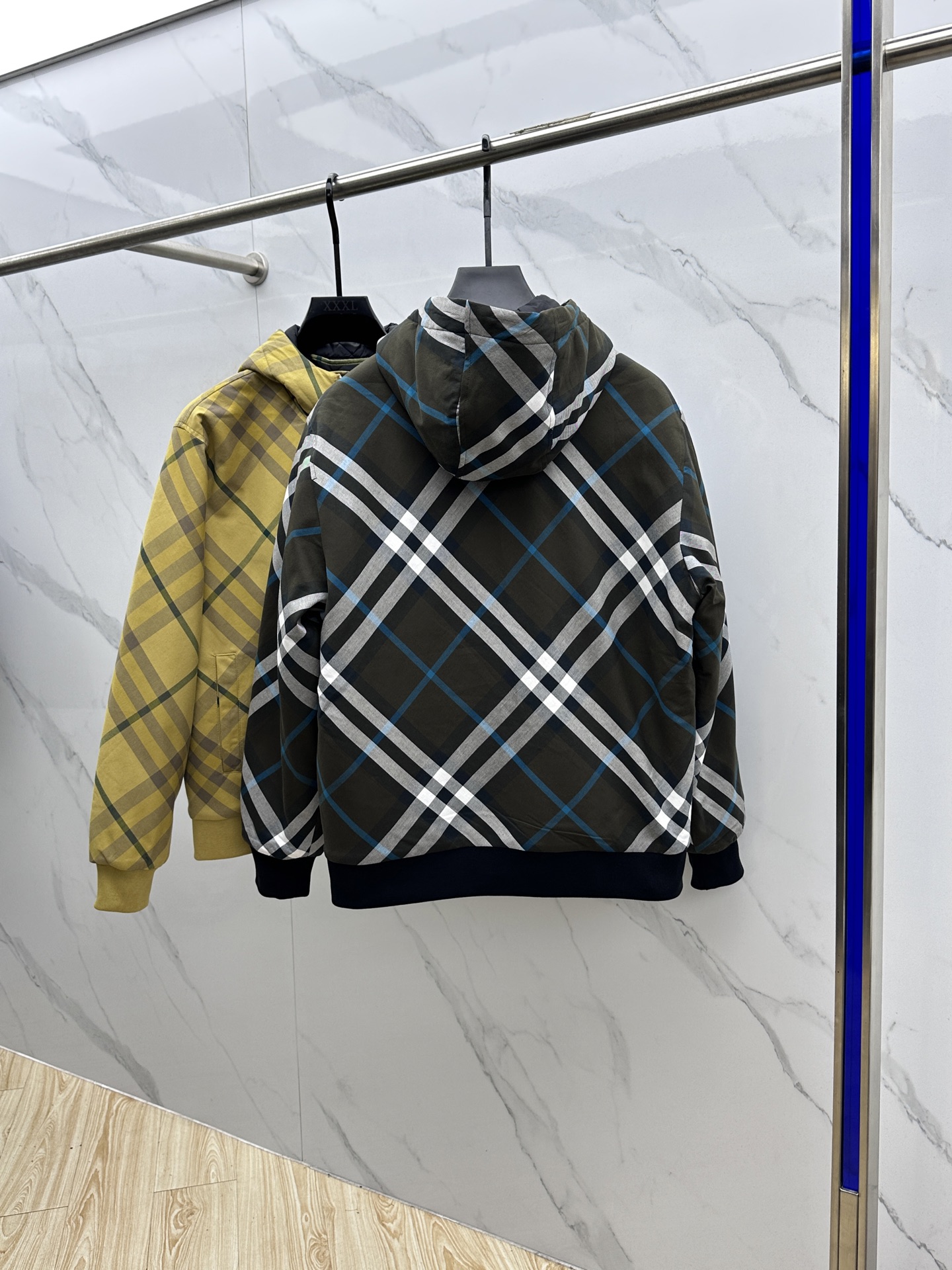 🆕Burberr*巴宝莉 斜格纹连帽拉链夹棉外套采用定织定染格纹面料，全身多处对位拼接操作，面料损耗极大