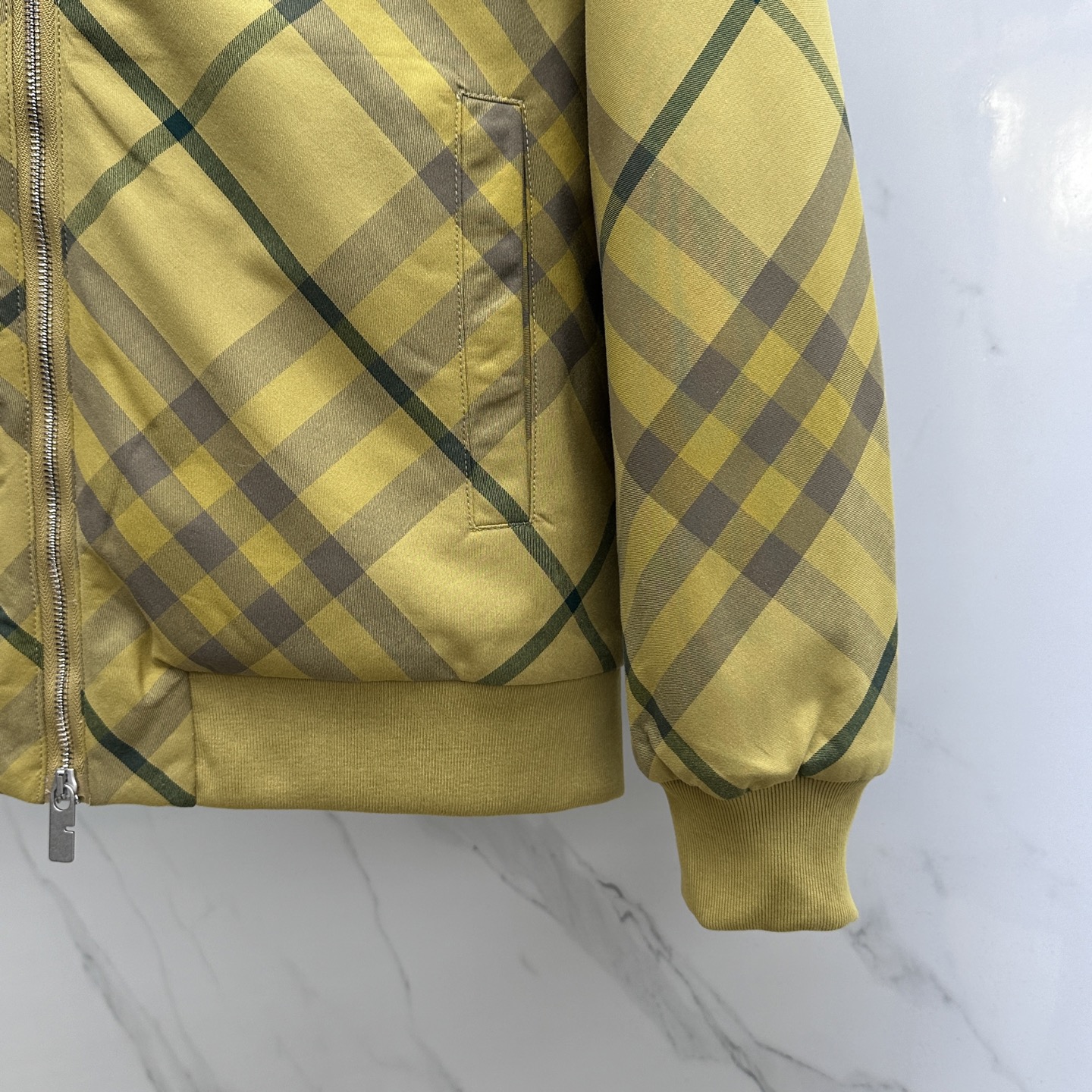🆕Burberr*巴宝莉 斜格纹连帽拉链夹棉外套采用定织定染格纹面料，全身多处对位拼接操作，面料损耗极大