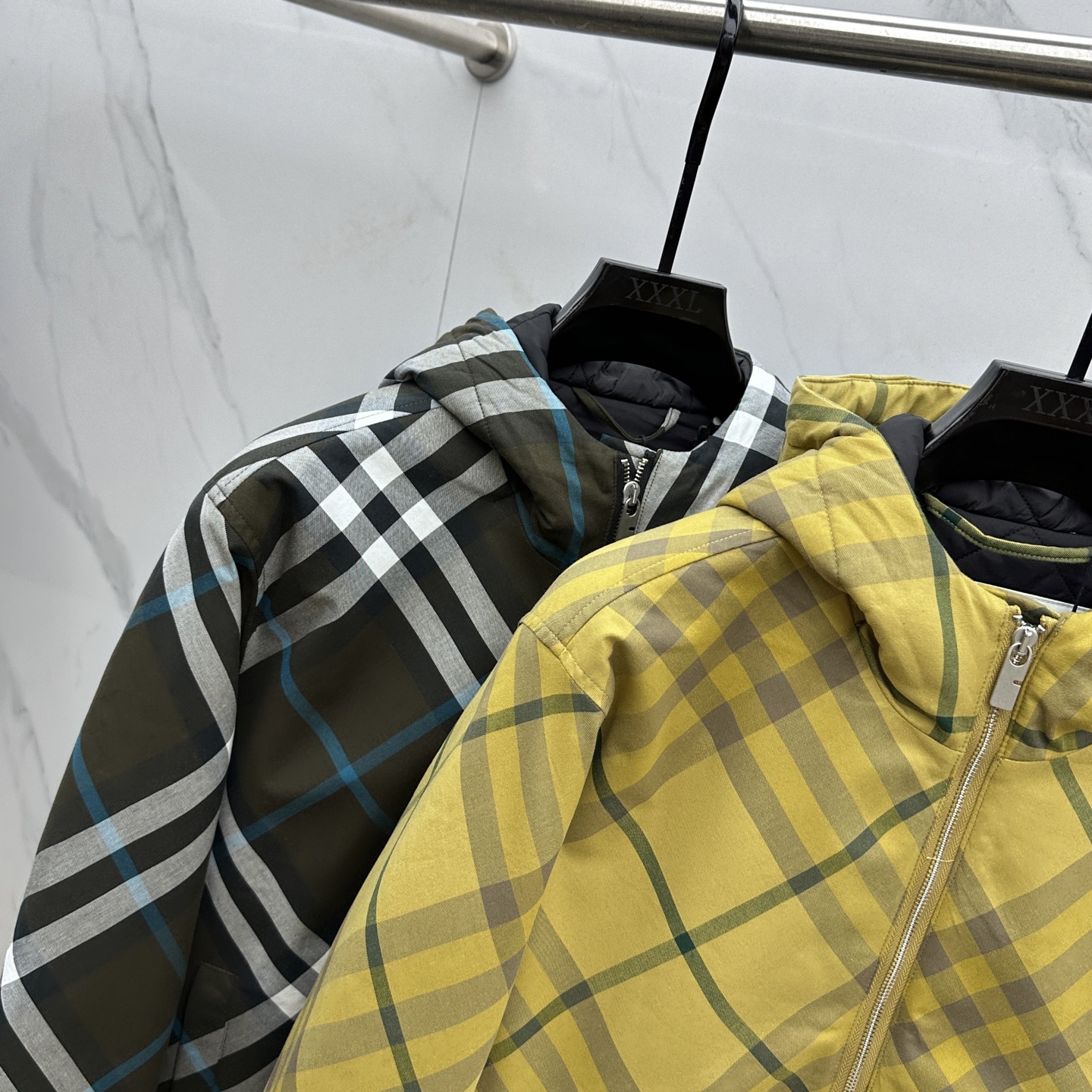 🆕Burberr*巴宝莉 斜格纹连帽拉链夹棉外套采用定织定染格纹面料，全身多处对位拼接操作，面料损耗极大