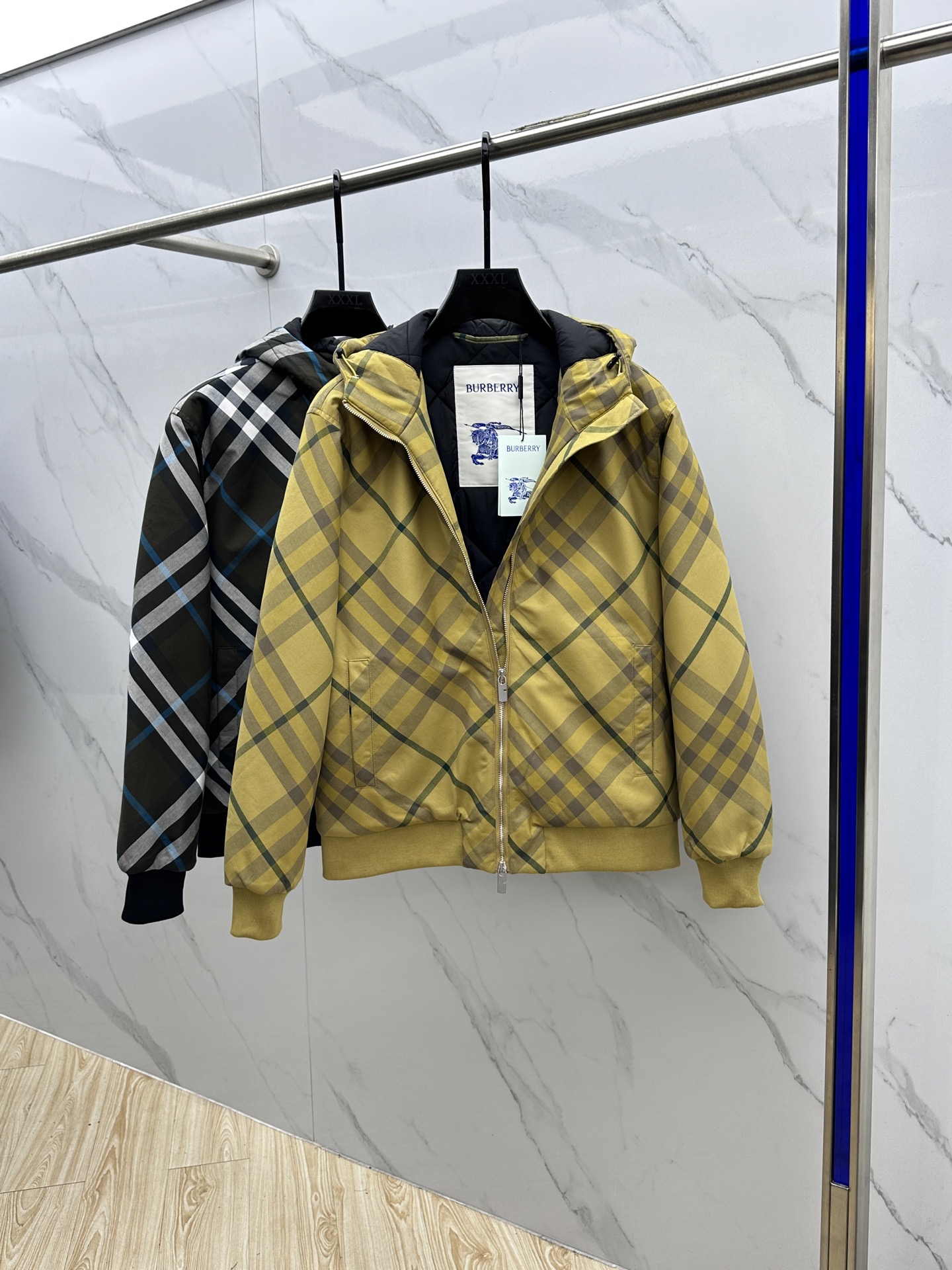 🆕Burberr*巴宝莉 斜格纹连帽拉链夹棉外套采用定织定染格纹面料，全身多处对位拼接操作，面料损耗极大