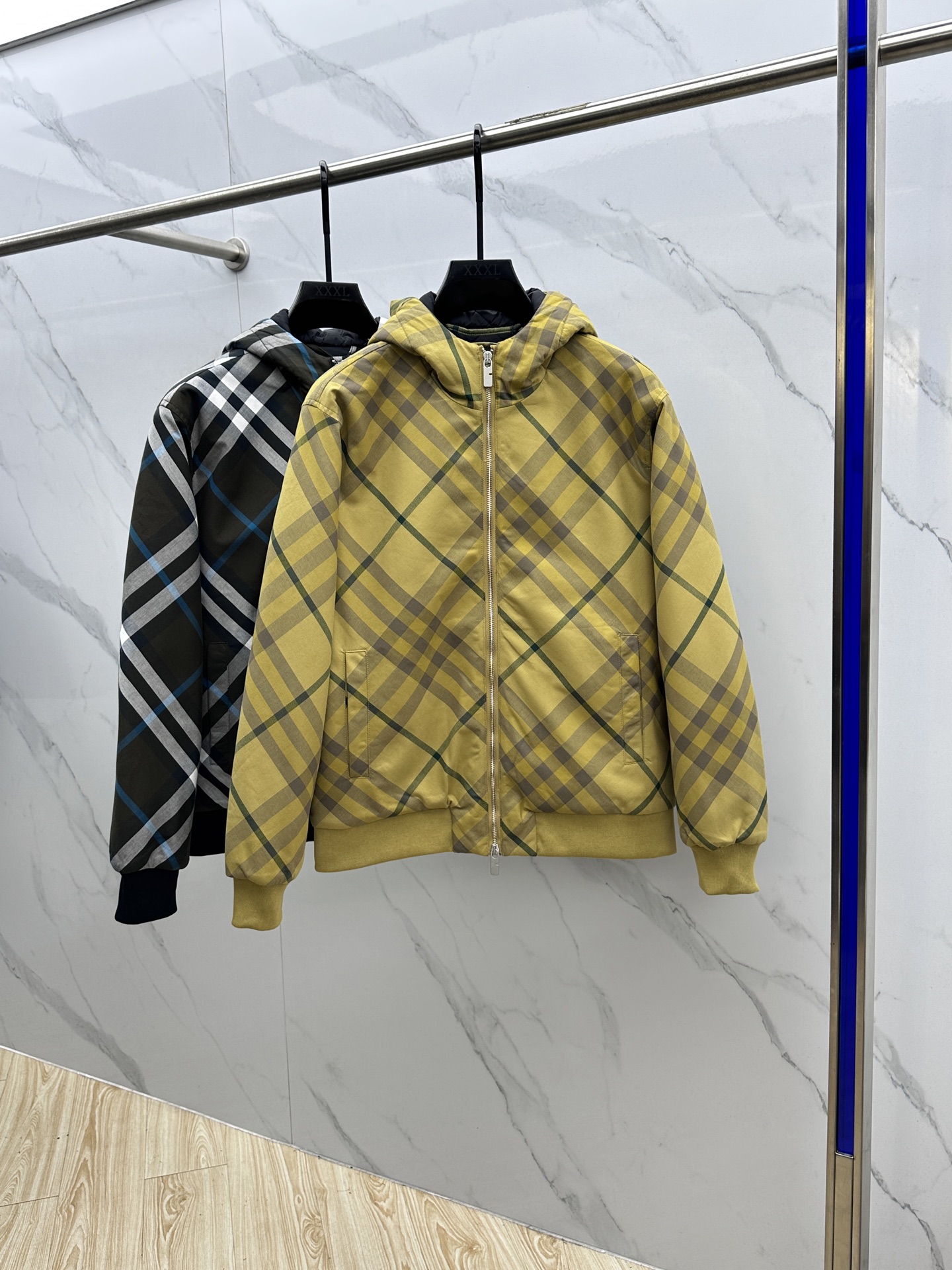 NO:522778,Burberr* Burberry diagonal plaid hooded zipper cotton jacket uses fixed-woven fixed-dye plaid fabric, with multiple alignment splicing operations on the whole body, and the fabric loss is extremely large. Compared with the damage to the old small jacket, the new twill large alignment loss is calculated based on the piece. In order to match the position, all artificial pieces are cut, and the labor cost is extremely high, just to perfectly restore the original effect!  Customized hat rope rubber, rope hardware is molded separately, lower leg hardware, cuff hardware is molded separately. Small details are directly different from the ready-made and misaligned versions on the market!  The large body access control is aligned, the sleeves are opposite to the large body, the shoulder seams are opposite to the left and right, the collar cuffs are opposite to the cuffs, the fabric cannot be too tilted too much, the parking space needs to be adjusted to ensure perfect alignment. The fabric is breathable and hygroscopic, and the polyester fabric is wear-resistant and easy to care. It is matched with drawstrings and hoods, which presents a casual style, without obvious waist-hugging or expansion design. Hei S-XXL, burberry, burberry, jackets & coats, hats, alexander wang19860909Burberr*巴宝莉 斜格纹连帽拉链夹棉外套 采用定织定染格纹面料,全身多处对位拼接操作,面料损耗极大.相对老款小外套的损坏,新款斜纹大对位损耗是按片算,为了对位,全部人工片裁,工费极高,只为完美还原原版效果！帽绳胶皮定制,绳子五金单独开模.下脚五金,袖口五金单独开模定做.小细节直接区别市面现成不对位版本！大身门禁对位, 袖子与大身对位 ,肩缝前后左右对位 ,领口袖口对位 ,面料不能纬斜太严重, 车位需要调整逢头来确保完美对位 .面料透气性好、吸湿性强,涤纶面料耐磨性好,易打理 ,搭配抽绳连帽、呈现休闲版型,没有明显的收腰或扩张设计.hei 码数S-XXL,,burberry,burberry,jackets & coats,hats,alexander wang,Men's clothing