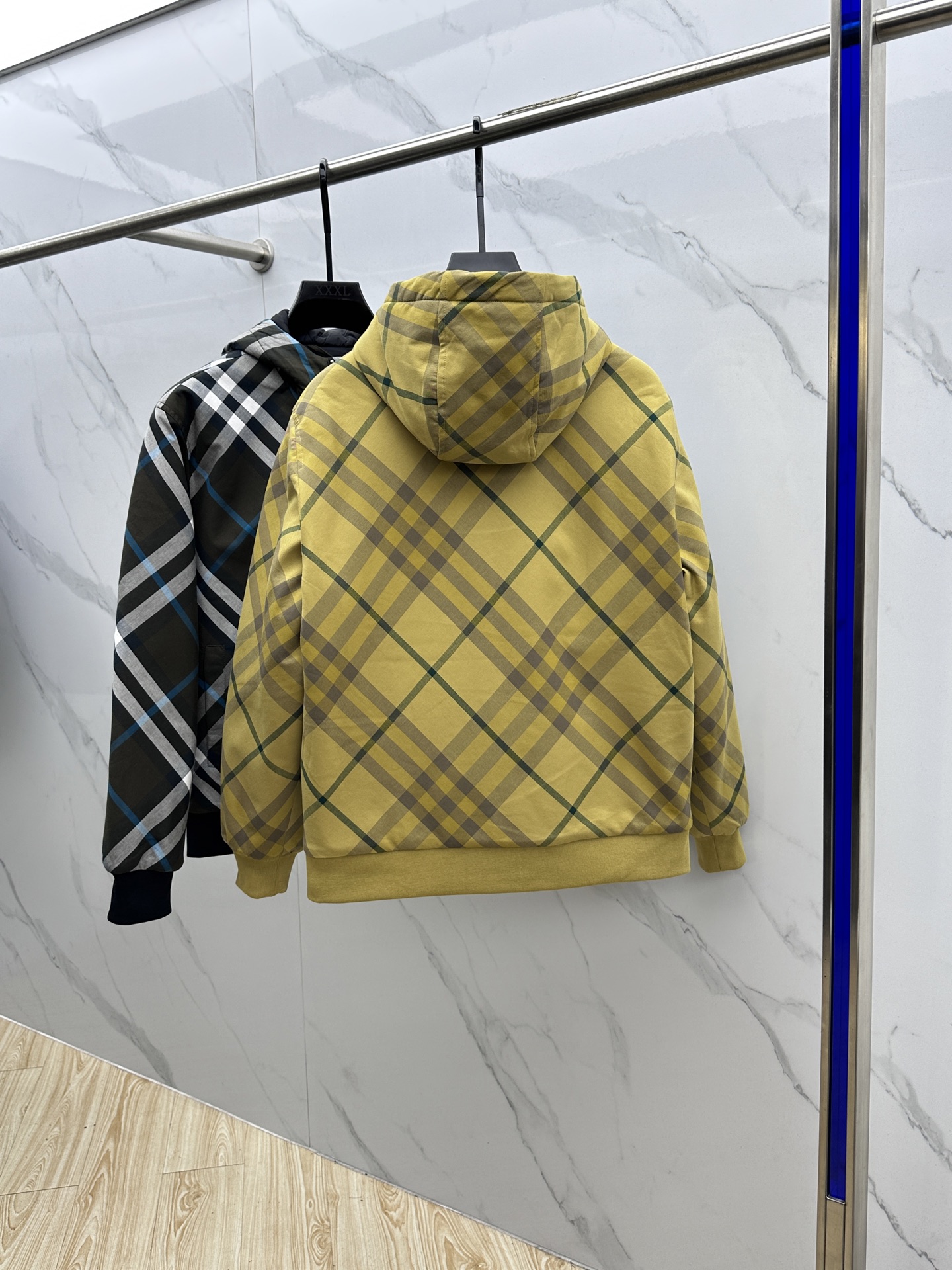 🆕Burberr*巴宝莉 斜格纹连帽拉链夹棉外套采用定织定染格纹面料，全身多处对位拼接操作，面料损耗极大