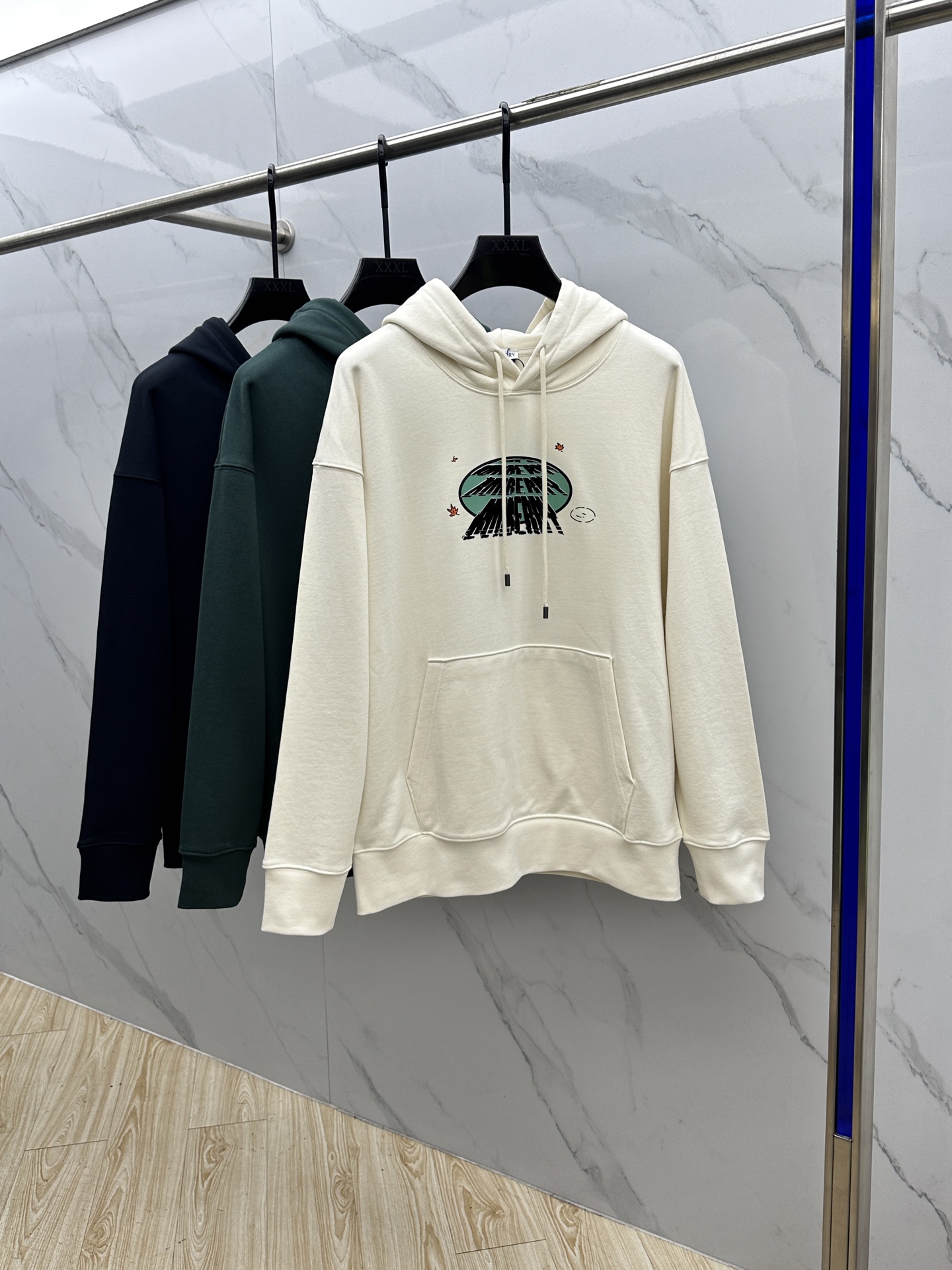 NO:522798,Burberry 24FW early autumn new hooded sweatshirt, same style for men and women!  Unique and attractive, this sweatshirt has all the quality and quality, comfort, the same style and fashion, including fabric and cutting technology!  Three-dimensional printing technology, pure cotton breathable, comfortable to wear during daily wear, rib knit on the neckline is flat and tight, and the neckline will not be crooked even if it is tossed freely. The loose style will make you find that the upper body looks really good. The overall size is minimalist and neat, and it is super versatile everyday!  A casual pair of pants is a youthful look, and a fashionable item that will never go wrong!  Xx size M-XXL, burberry, burberry, hoodie, sweatshirts, hats, alexander wang19860909Burberry巴宝莉 24FW早秋新款连帽卫衣,男女同款！独特吸引人的眼球,这一款卫衣品相品质都在线,舒适度,一如既往的版型,时髦度,包括面料、裁剪工艺上,都是下足了功夫！立体印花工艺,纯棉透气,日常穿着穿感舒适,领口的罗纹针织平整紧密,随意折腾都不会领口歪斜,宽松版型,上身你就会发现真的好好看,整体极简利落,超级日常百搭！随随便便搭配一条裤子就是青春的样子,绝不会出错的时髦单品！Xx 尺码M-XXL,,burberry,burberry,hoodie,sweatshirts,hats,alexander wang,Men's clothing