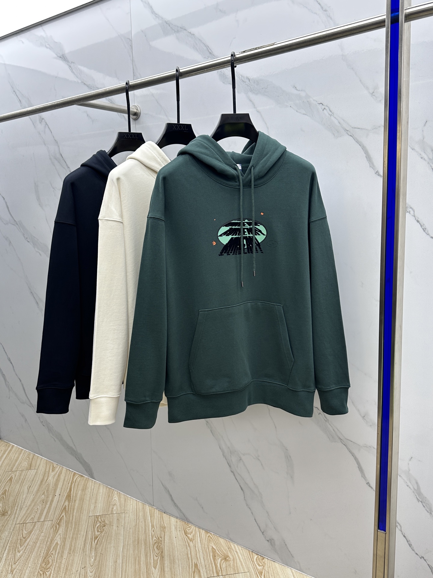 NO:522800,Burberry 24FW early autumn new hooded sweatshirt, same style for men and women!  Unique and attractive, this sweatshirt has all the quality and quality online, comfortable, and the same style and fashion, including fabrics and cutting techniques!  Three-dimensional printing technology, pure cotton breathable, comfortable to wear during daily wear, rib knit on the neckline is flat and tight, and the neckline will not be crooked even if it is tossed freely. The loose style will make you find that the upper body looks really good. The overall size is minimalist and neat, and it is super versatile everyday!  A casual pair of pants is a youthful look, and a fashionable item that will never go wrong!  Xx size M-XXL, burberry, burberry, hoodie, sweatshirts, hats, alexander wang19860909Burberry巴宝莉 24FW早秋新款连帽卫衣,男女同款！独特吸引人的眼球,这一款卫衣品相品质都在线,舒适度,一如既往的版型,时髦度,包括面料、裁剪工艺上,都是下足了功夫！立体印花工艺,纯棉透气,日常穿着穿感舒适,领口的罗纹针织平整紧密,随意折腾都不会领口歪斜,宽松版型,上身你就会发现真的好好看,整体极简利落,超级日常百搭！随随便便搭配一条裤子就是青春的样子,绝不会出错的时髦单品！Xx 尺码M-XXL,,burberry,burberry,hoodie,sweatshirts,hats,alexander wang,Men's clothing