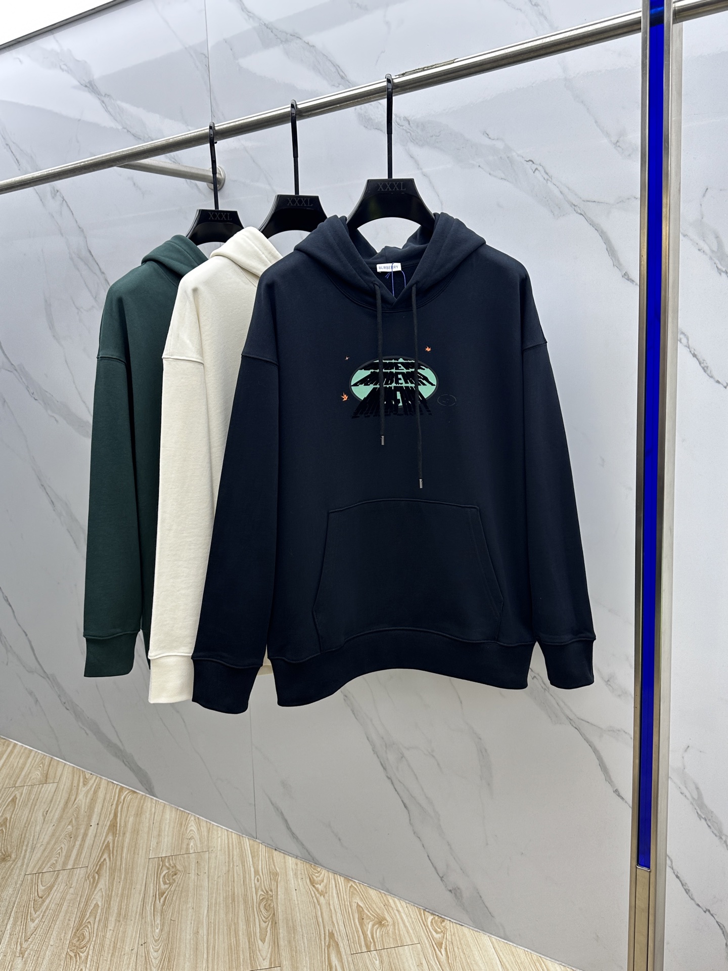 NO:522802,Burberry 24FW early autumn new hooded sweatshirt, same style for men and women!  Unique and attractive, this sweatshirt has all the quality and quality, comfort, the same style and fashion, including fabric and cutting technology!  Three-dimensional printing technology, pure cotton breathable, comfortable to wear during daily wear, rib knit on the neckline is flat and tight, and the neckline will not be crooked even if it is tossed freely. The loose style will make you find that the upper body looks really good. The overall size is minimalist and neat, and it is super versatile everyday!  A casual pair of pants is a youthful look, and a fashionable item that will never go wrong!  Xx size M-XXL, burberry, burberry, hoodie, sweatshirts, hats, alexander wang19860909Burberry巴宝莉 24FW早秋新款连帽卫衣,男女同款！独特吸引人的眼球,这一款卫衣品相品质都在线,舒适度,一如既往的版型,时髦度,包括面料、裁剪工艺上,都是下足了功夫！立体印花工艺,纯棉透气,日常穿着穿感舒适,领口的罗纹针织平整紧密,随意折腾都不会领口歪斜,宽松版型,上身你就会发现真的好好看,整体极简利落,超级日常百搭！随随便便搭配一条裤子就是青春的样子,绝不会出错的时髦单品！Xx 尺码M-XXL,,burberry,burberry,hoodie,sweatshirts,hats,alexander wang,Men's clothing