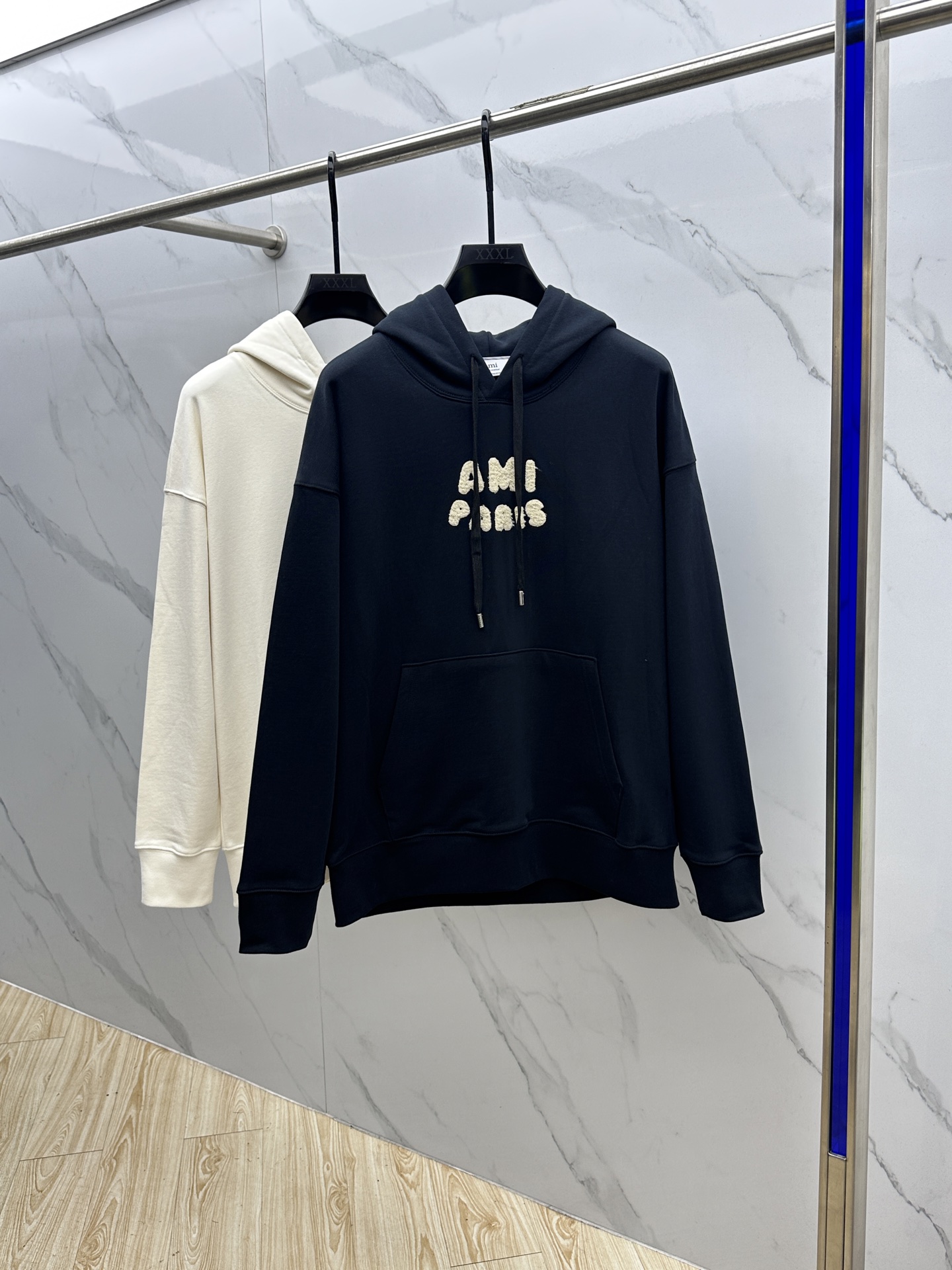 NO:522804,AMI 24FW early autumn new hooded sweatshirt, same style for men and women!  Unique and attractive, this sweatshirt has all the quality and quality online, comfortable, and the same style and fashion, including fabrics and cutting techniques!  Three-dimensional printing technology, pure cotton breathable, comfortable to wear during daily wear, rib knit on the neckline is flat and tight, and the neckline will not be crooked even if it is tossed freely. The loose style will make you find that the upper body looks really good. The overall size is minimalist and neat, and it is super versatile everyday!  A casual pair of pants is a youthful look, and a fashionable item that will never go wrong!  Xx size M-XXL, hoodie,sweatshirts,hats,alexander wang19860909AMI 24FW早秋新款连帽卫衣,男女同款！独特吸引人的眼球,这一款卫衣品相品质都在线,舒适度,一如既往的版型,时髦度,包括面料、裁剪工艺上,都是下足了功夫！立体印花工艺,纯棉透气,日常穿着穿感舒适,领口的罗纹针织平整紧密,随意折腾都不会领口歪斜,宽松版型,上身你就会发现真的好好看,整体极简利落,超级日常百搭！随随便便搭配一条裤子就是青春的样子,绝不会出错的时髦单品！Xx 尺码M-XXL,,hoodie,sweatshirts,hats,alexander wang,Men's clothing