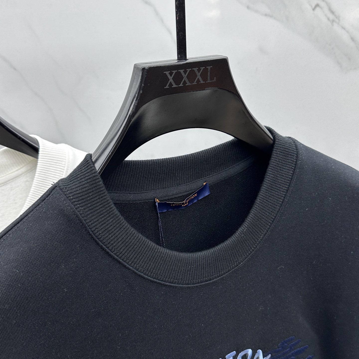 🆕1V*路易威登 2025FW最新款火山🌋刺绣🪡‼️圆领卫衣®宽松版型 采用450克纯棉毛圈面料质感很好