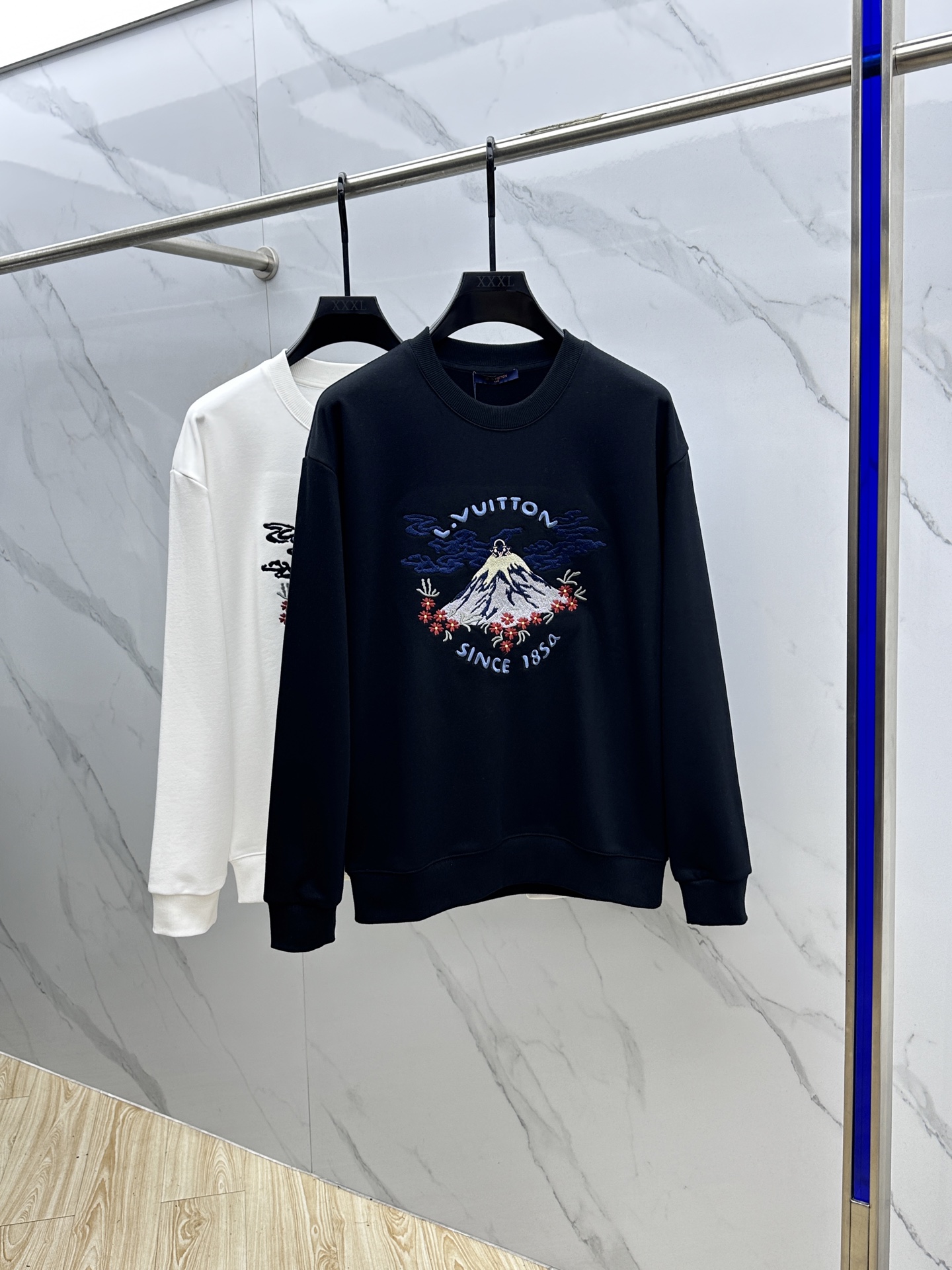 NO:522789,1V* Louis Vuitton 2025FW's latest volcanic embroidered round neck sweatshirt loose style adopts 450g pure cotton terry fabric with good texture, softness and not easy to wrinkle, moderate thickness, very suitable for spring and light autumn, Os's style is relatively lazy and loose. The front is embroidered with exquisite volcanic and floral patterns, with a strong sense of art. The words 'LOUIS VUITTON' are embroidered above the pattern, and SINCE 1854 (since 1854), highlighting the historical story of the brand. This model adheres to the brand's classic aesthetics and the continuous innovation of continuous interpretation of classic elements. It is a clothing that shows taste and style. Hei code number S-M-L-XL,,louis vuitton,louis vuitton,hoodie,sweatshirts,alexander wang198609091V*路易威登 2025FW最新款火山刺绣圆领卫衣宽松版型 采用450克纯棉毛圈面料质感很好,柔软不易起皱,薄厚度适中,非常适合春天和浅秋,os版型比较慵懒的松垮感 正面绣有精致的火山和花卉图案,艺术感强烈,图案上方绣有“LOUIS VUITTON”字样,下方则为SINCE 1854（自1854年以来）,彰显品牌历史故事.此款既秉承了品牌经典美学及精湛不断创新演绎经典元素的碰撞融合是一件展现品味与格调的服装.hei码数S-M-L-XL,,louis vuitton,louis vuitton,hoodie,sweatshirts,alexander wang,Men's clothing