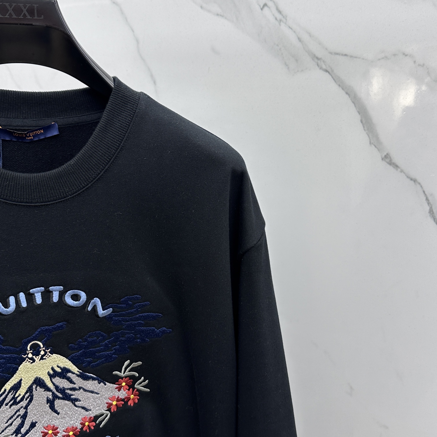 🆕1V*路易威登 2025FW最新款火山🌋刺绣🪡‼️圆领卫衣®宽松版型 采用450克纯棉毛圈面料质感很好