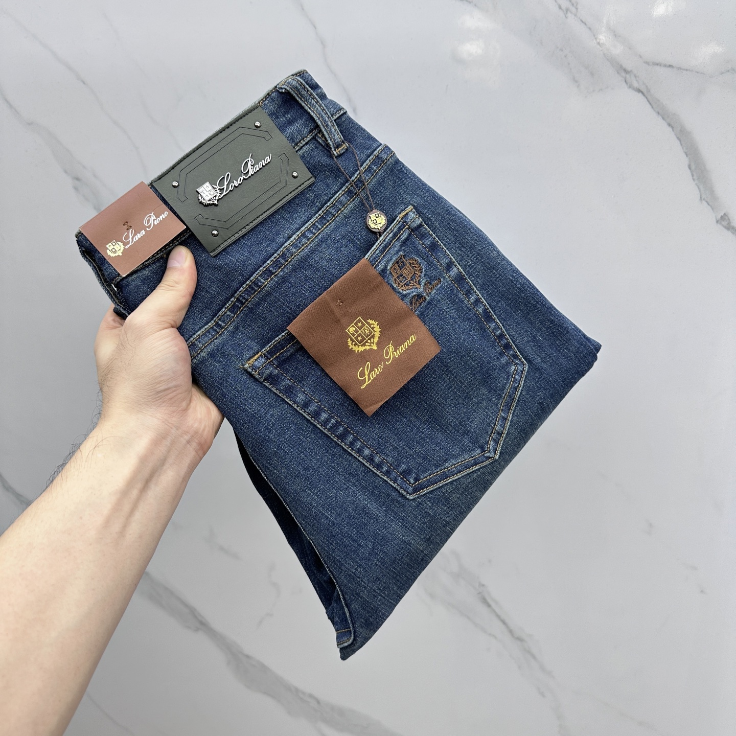 NO:522783,LP high-end customization, the latest jeans in early autumn 2025, released at the counter simultaneously, original custom reproduction, customer-supplied hardware and accessories, original quality, imported fixed-color denim fabric, heavy-industrial washing, fine workmanship and excellent upper body!  Selected single products, complete three standards, original AX single product, number 29-38 without 37, loro piana, jeans, alexander wang19860909LP 高端定制、2025早秋最新款牛仔裤 柜台同步发售 原版定制复刻 客供五金辅料 原单品质 进口固色牛仔面料 重工洗水 做工走线精细 上身绝佳！优选单品 三标齐全 AX原单出品 码数29-38无37,,loro piana,jeans,alexander wang,Men's clothing