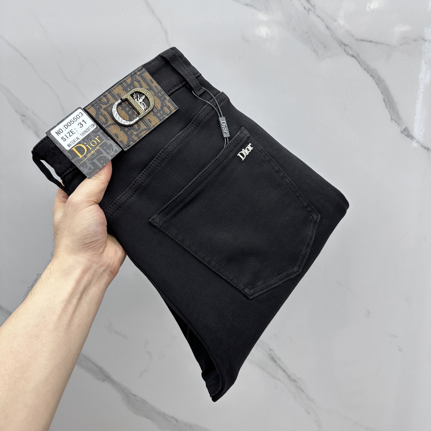 NO:522780,Dior high-end customization, the latest jeans in early autumn 2025 are released simultaneously on the counter. Original custom reproduction. Customer-supplied hardware and accessories. Original quality. Imported fixed-color denim fabric. Heavy industry washing. Fine workmanship and excellent upper body!  Selected single products, complete three standards, original AX single product, number 29-38 without 37,,dior,dior,jeans,alexander wang19860909Dior迪奥 高端定制、2025早秋最新款牛仔裤 柜台同步发售 原版定制复刻 客供五金辅料 原单品质 进口固色牛仔面料 重工洗水 做工走线精细 上身绝佳！优选单品 三标齐全 AX原单出品 码数29-38无37,,dior,dior,jeans,alexander wang,Men's clothing