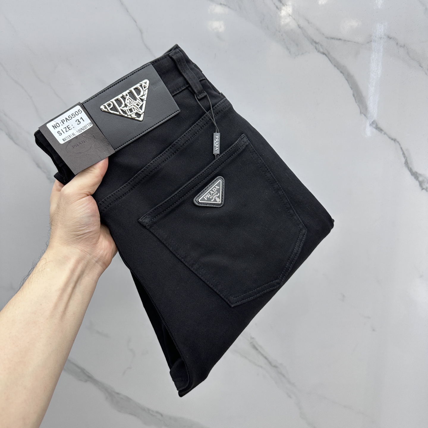 NO:522771,Prada Prada high-end customization, the latest jeans in early autumn 2025 are released simultaneously on the counter. Original custom reproduction. Customer-supplied hardware and accessories. Original quality. Imported fixed-color denim fabric. Heavy industry washing. Fine workmanship and excellent upper body!  Selected single products, complete three standards, original AX single product, number 29-38 without 37,,prada,prada,jeans,alexander wang19860909Prada普拉达 高端定制、2025早秋最新款牛仔裤 柜台同步发售 原版定制复刻 客供五金辅料 原单品质 进口固色牛仔面料 重工洗水 做工走线精细 上身绝佳！优选单品 三标齐全 AX原单出品 码数29-38无37,,prada,prada,jeans,alexander wang,Men's clothing