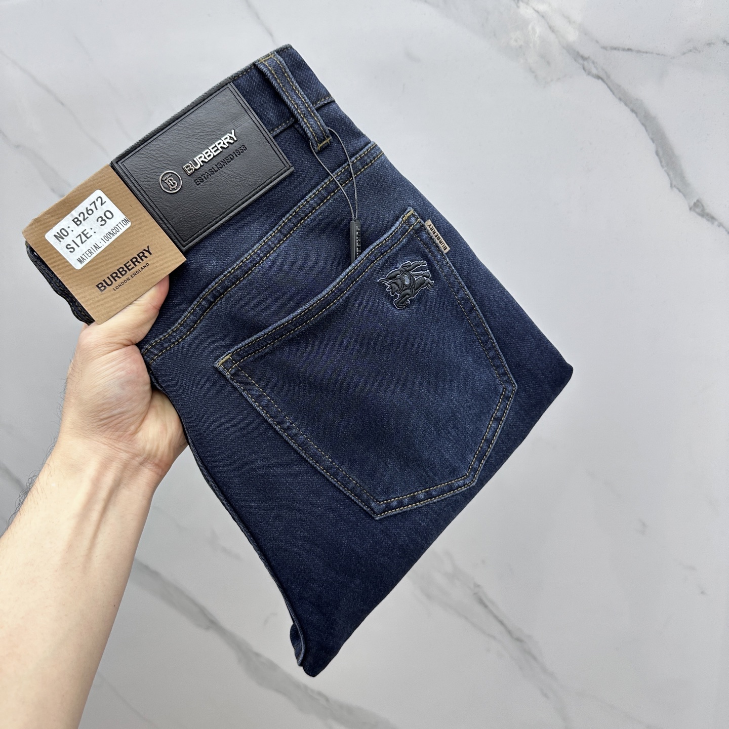 NO:522765,Burberry, high-end customization, the latest jeans in early autumn 2025, are released simultaneously on the counter, original custom reproduction, customer-supplied hardware and accessories, original quality, imported fixed-color denim fabric, heavy-industrial washing, fine workmanship and excellent upper body!  Selected single products, complete three standards, original AX single product, number 29-38 without 37, burberry, burberry, jeans, alexander wang19860909Burberry巴宝莉 高端定制、2025早秋最新款牛仔裤 柜台同步发售 原版定制复刻 客供五金辅料 原单品质 进口固色牛仔面料 重工洗水 做工走线精细 上身绝佳！优选单品 三标齐全 AX原单出品 码数29-38无37,,burberry,burberry,jeans,alexander wang,Men's clothing