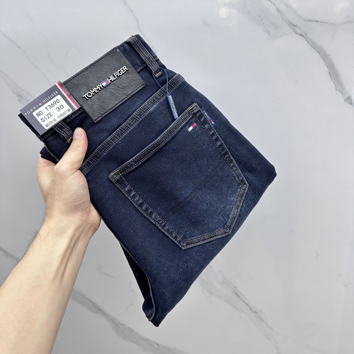 NO:522763,TOMMY Tommy, high-end customization, the latest jeans in early autumn 2025, are released simultaneously on the counter, original custom reproduction, customer-supplied hardware and accessories, original quality, imported fixed-color denim fabric, heavy-industrial washing, fine workmanship and excellent upper body!  Selected single products, complete three standards, original AX single product, number 29-38 without 37,,tom ford,jeans,alexander wang19860909TOMMY汤米 高端定制、2025早秋最新款牛仔裤 柜台同步发售 原版定制复刻 客供五金辅料 原单品质 进口固色牛仔面料 重工洗水 做工走线精细 上身绝佳！优选单品 三标齐全 AX原单出品 码数29-38无37,,tom ford,jeans,alexander wang,Men's clothing