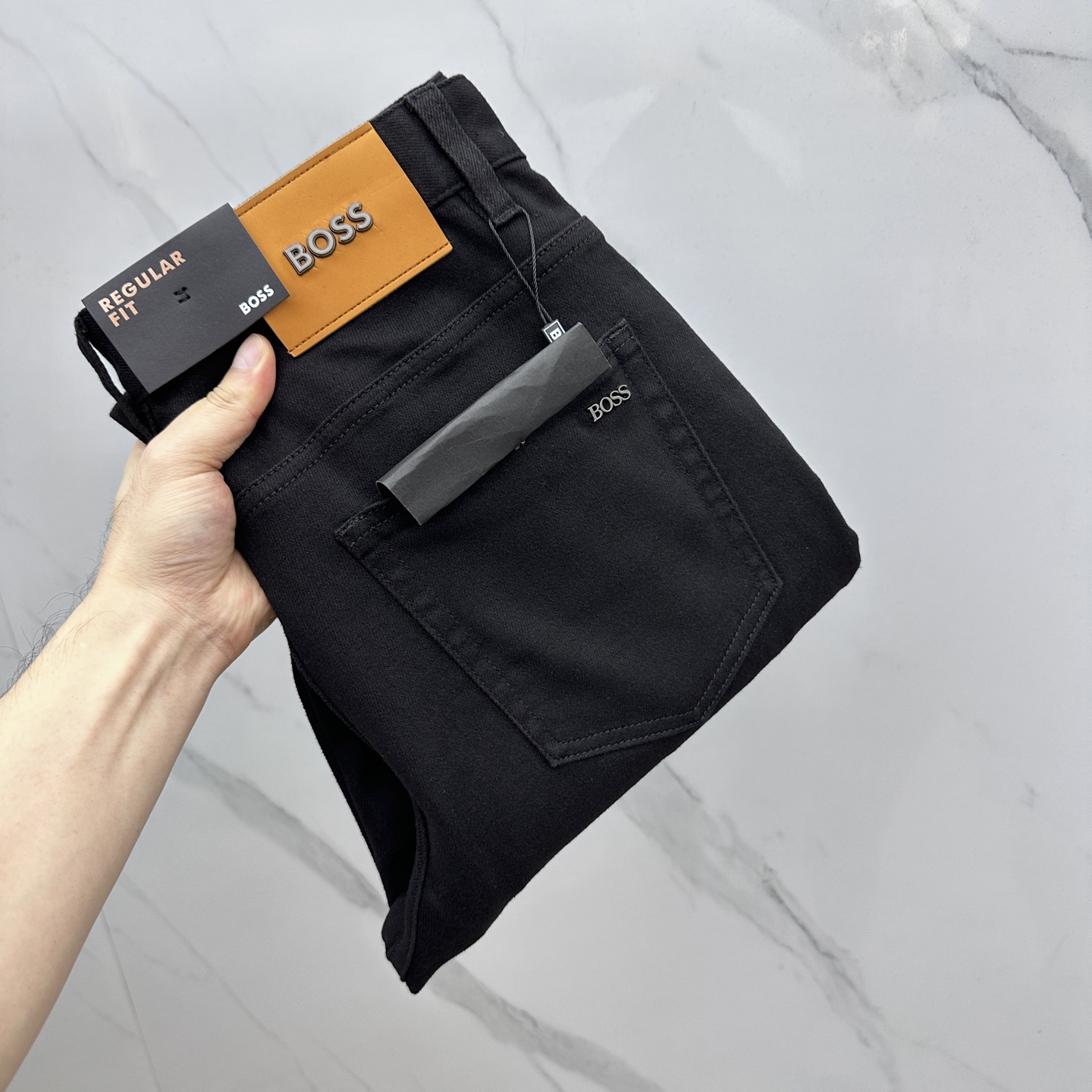 NO:522785,The latest style of BOSS 2025 early autumn jeans are released simultaneously on the counter. Original custom reproduction. Customer-supplied hardware and accessories. Original quality. Imported fixed-color denim fabric. Heavy industry washing. Fine workmanship and excellent upper body!  Selected single products, complete three standards, original A10 product, number 30-38 without 35.37, jeans, alexander wang19860909BOSS 2025早秋最新款牛仔裤 柜台同步发售 原版定制复刻 客供五金辅料 原单品质 进口固色牛仔面料 重工洗水 做工走线精细 上身绝佳！优选单品 三标齐全 A10原单出品 码数30-38无35.37,,jeans,alexander wang,Men's clothing