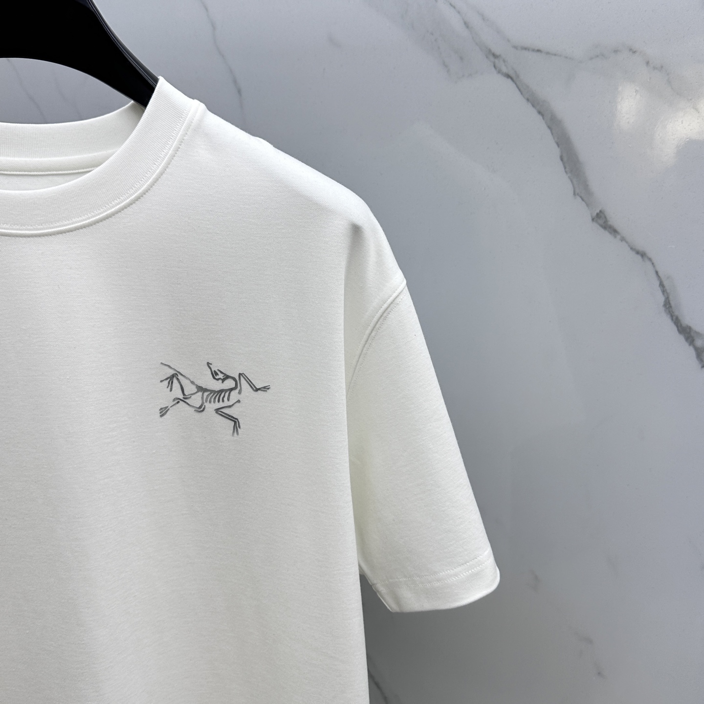 🆕ARCTERY*始祖鸟 2025SS秋季新款短袖打底T 恤，以当季色调传递典雅韵味，成就日常搭配佳选。