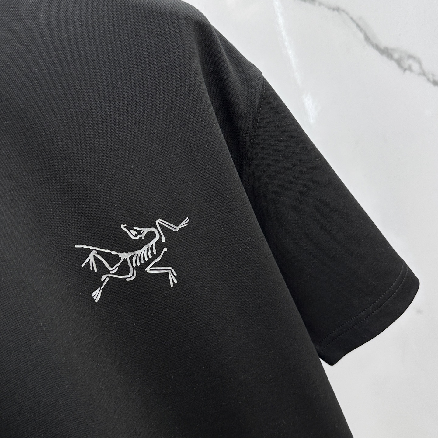 🆕ARCTERY*始祖鸟 2025SS秋季新款短袖打底T 恤，以当季色调传递典雅韵味，成就日常搭配佳选。