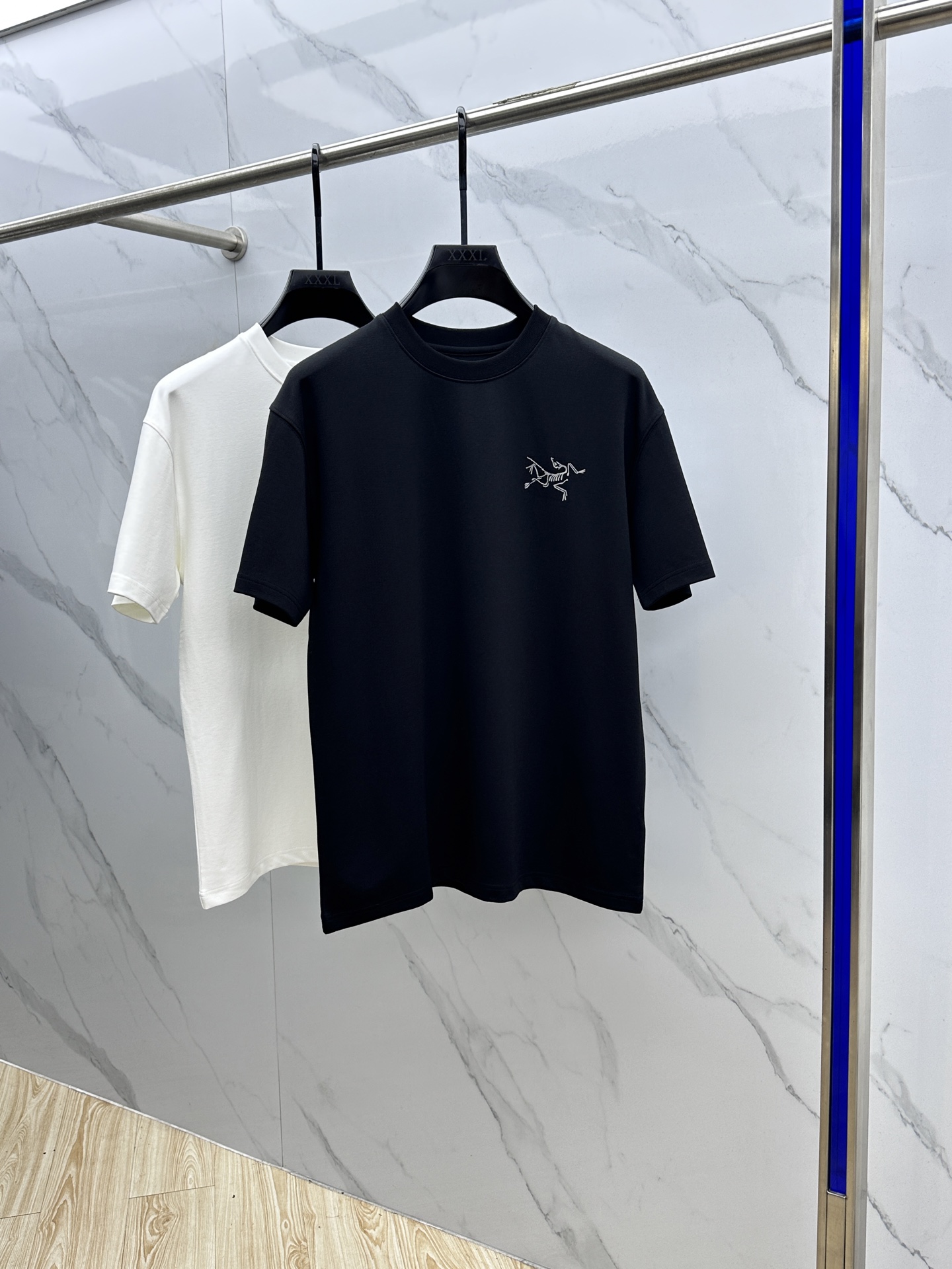 NO:522793,ARCTERY*Archaew Bird 2025SS Autumn New Short-Sleeve Base T-shirt, conveying elegant charm with seasonal tones, making it a good choice for daily matching. The logo on the chest implicitly marks the brand identity, the letters are three-dimensional craftsmanship, fine workmanship, fashionable and atmospheric, and comfortable skin. The three-marks are complete xh size M-3XL, arc'teryx, T-shirt, alexander wang19860909ARCTERY*始祖鸟 2025SS秋季新款短袖打底T 恤,以当季色调传递典雅韵味,成就日常搭配佳选.胸前logo标识含蓄标注品牌身份,字母立体工艺、做工精细、时尚大气、贴肤舒适,三标齐全xh 尺码M-3XL,arc'teryx,T-shirt,alexander wang,Men's clothing