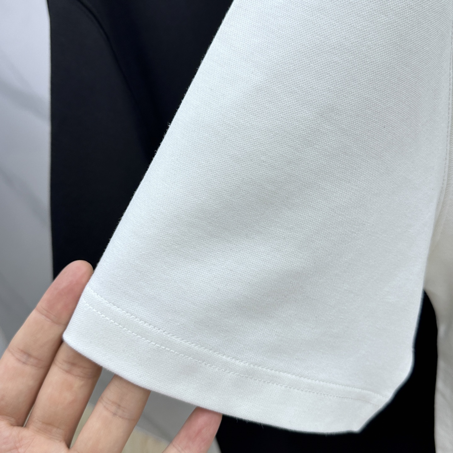 🆕Amiri 2025SS秋季新款短袖打底T 恤，以当季色调传递典雅韵味，成就日常搭配佳选。胸前logo