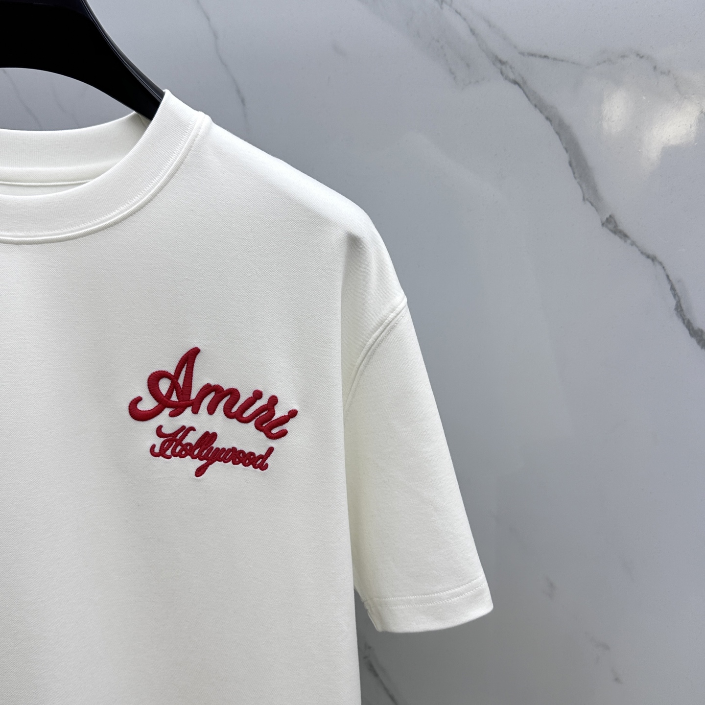 🆕Amiri 2025SS秋季新款短袖打底T 恤，以当季色调传递典雅韵味，成就日常搭配佳选。胸前logo