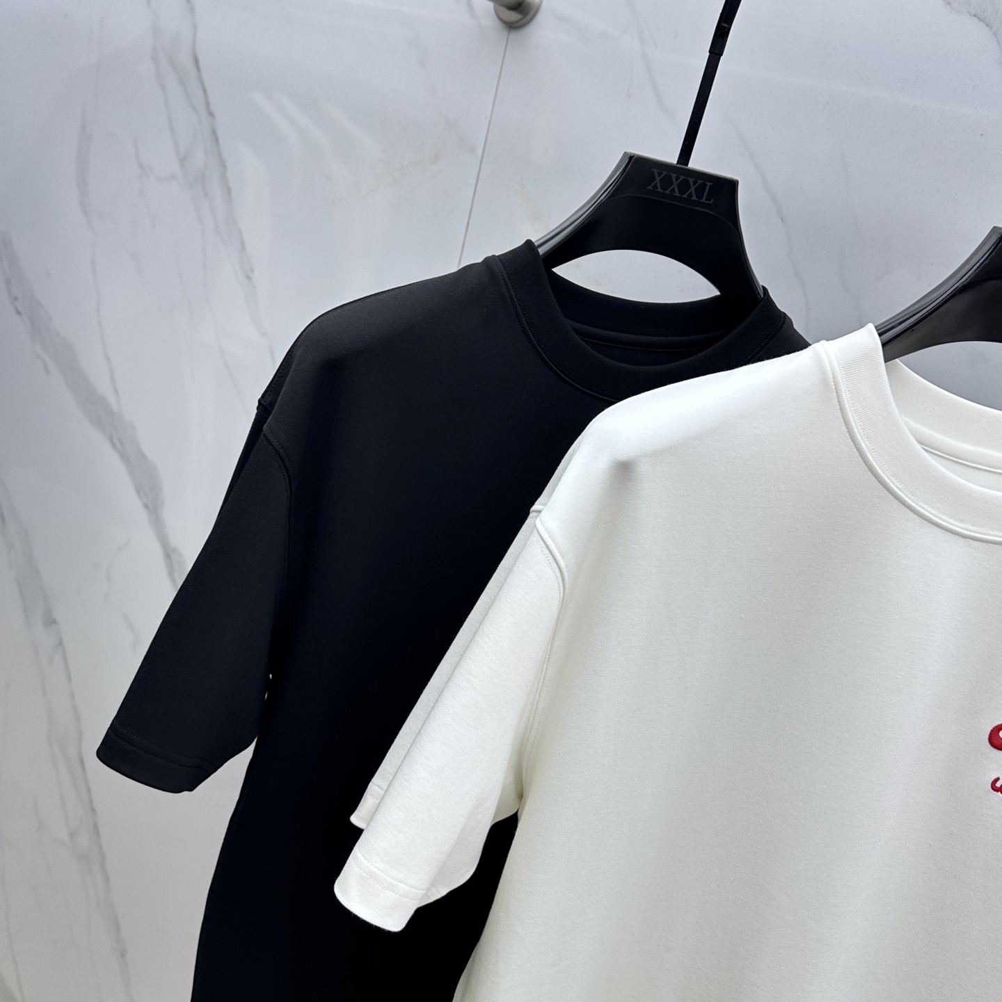 🆕Amiri 2025SS秋季新款短袖打底T 恤，以当季色调传递典雅韵味，成就日常搭配佳选。胸前logo