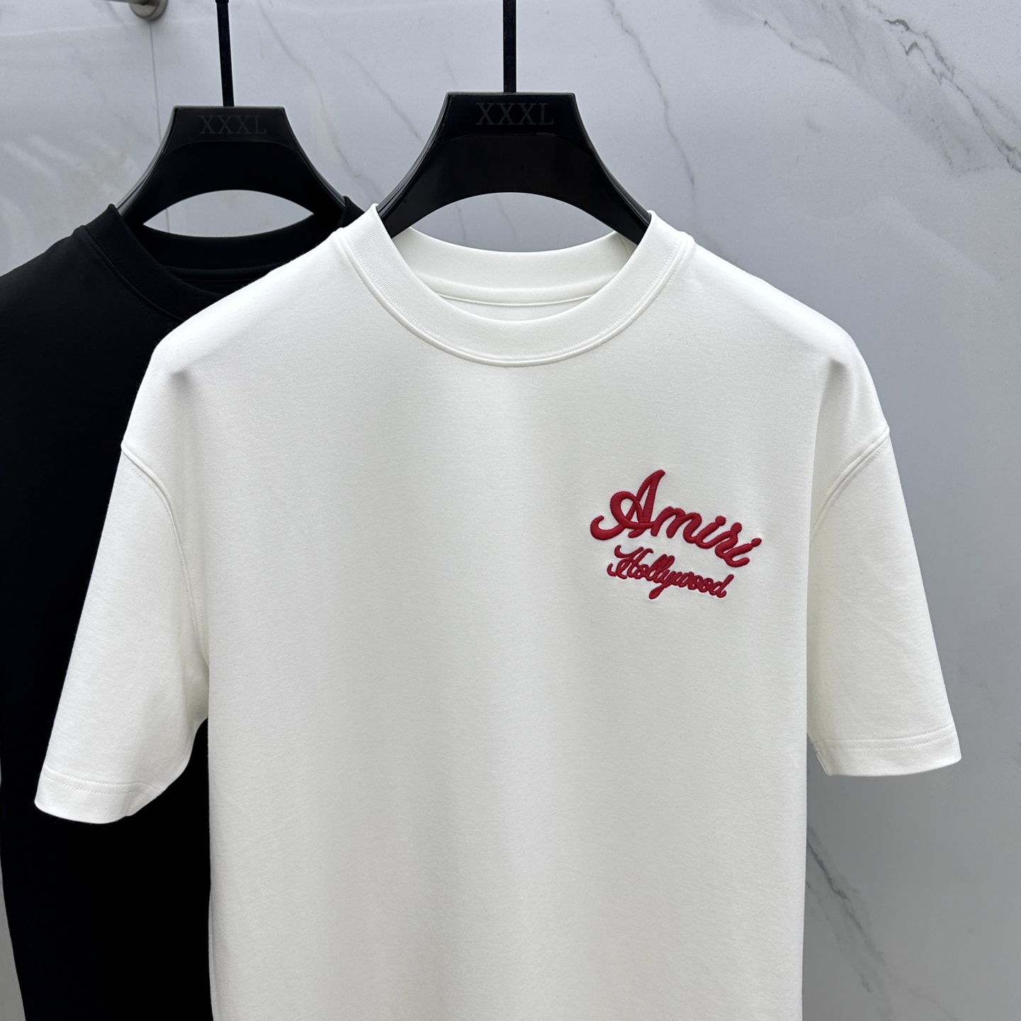 🆕Amiri 2025SS秋季新款短袖打底T 恤，以当季色调传递典雅韵味，成就日常搭配佳选。胸前logo