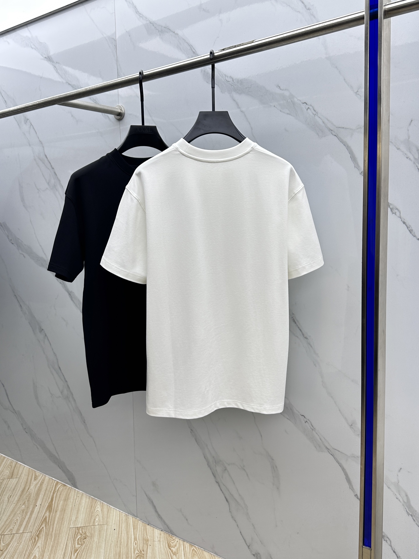 🆕Amiri 2025SS秋季新款短袖打底T 恤，以当季色调传递典雅韵味，成就日常搭配佳选。胸前logo