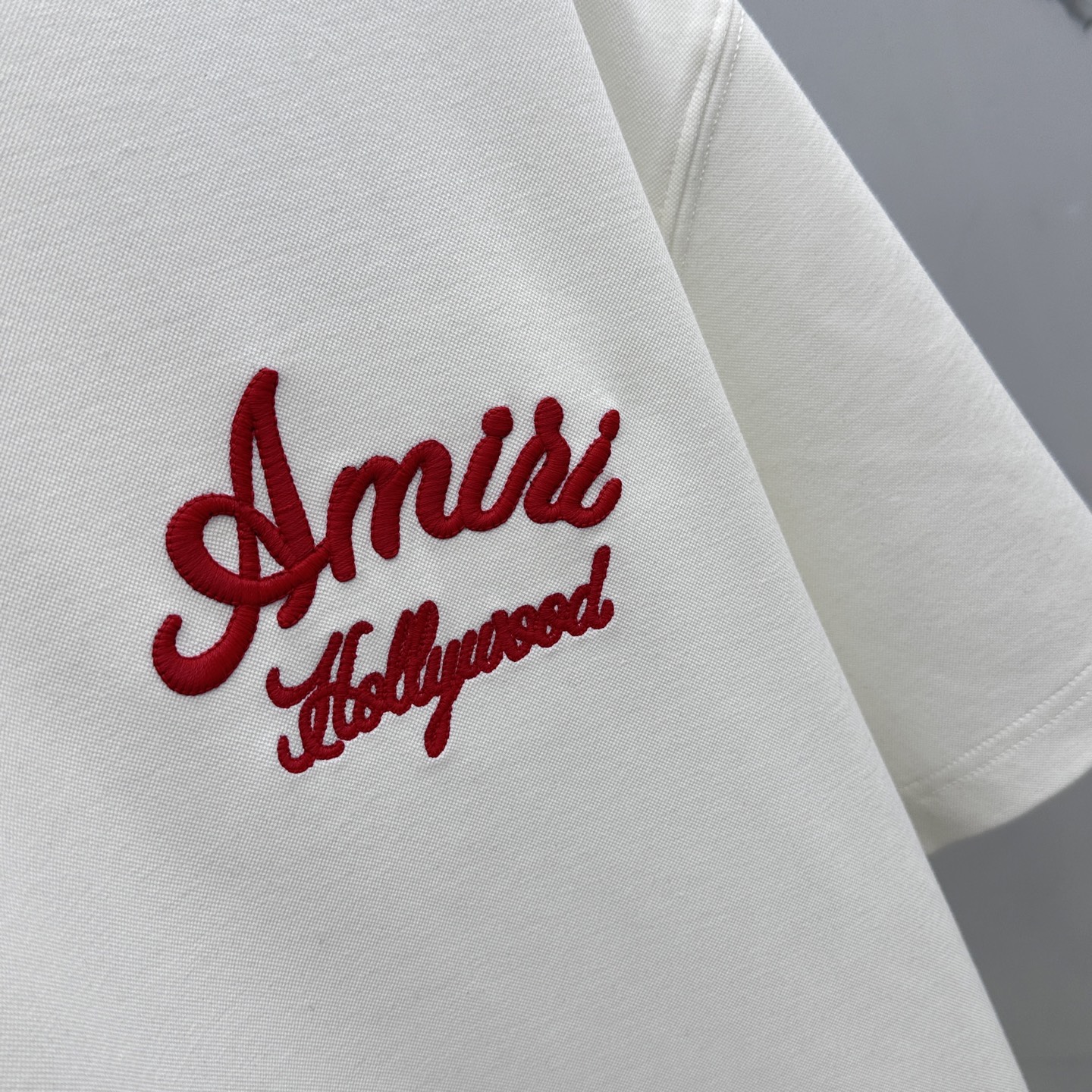 🆕Amiri 2025SS秋季新款短袖打底T 恤，以当季色调传递典雅韵味，成就日常搭配佳选。胸前logo