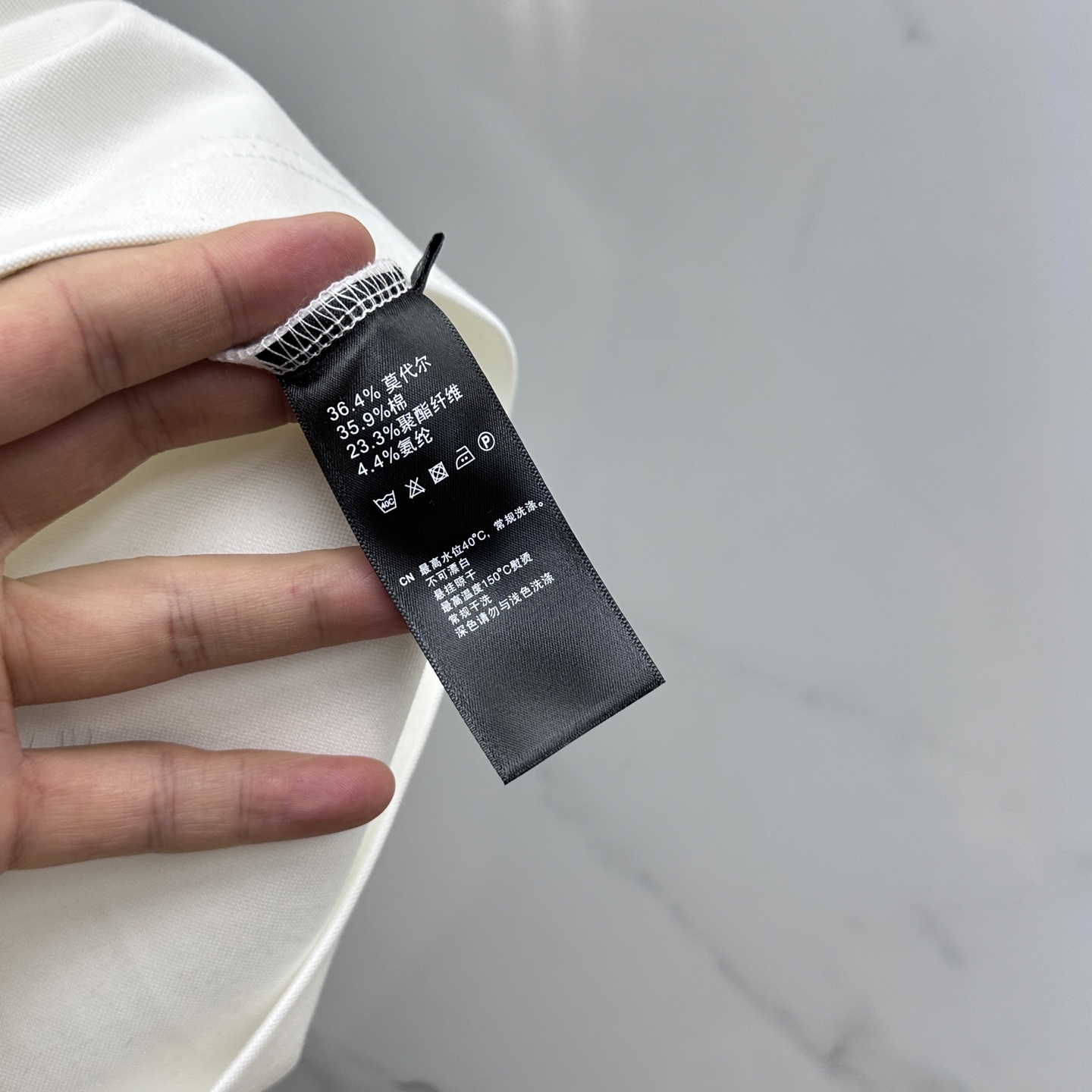 🆕Amiri 2025SS秋季新款短袖打底T 恤，以当季色调传递典雅韵味，成就日常搭配佳选。胸前logo