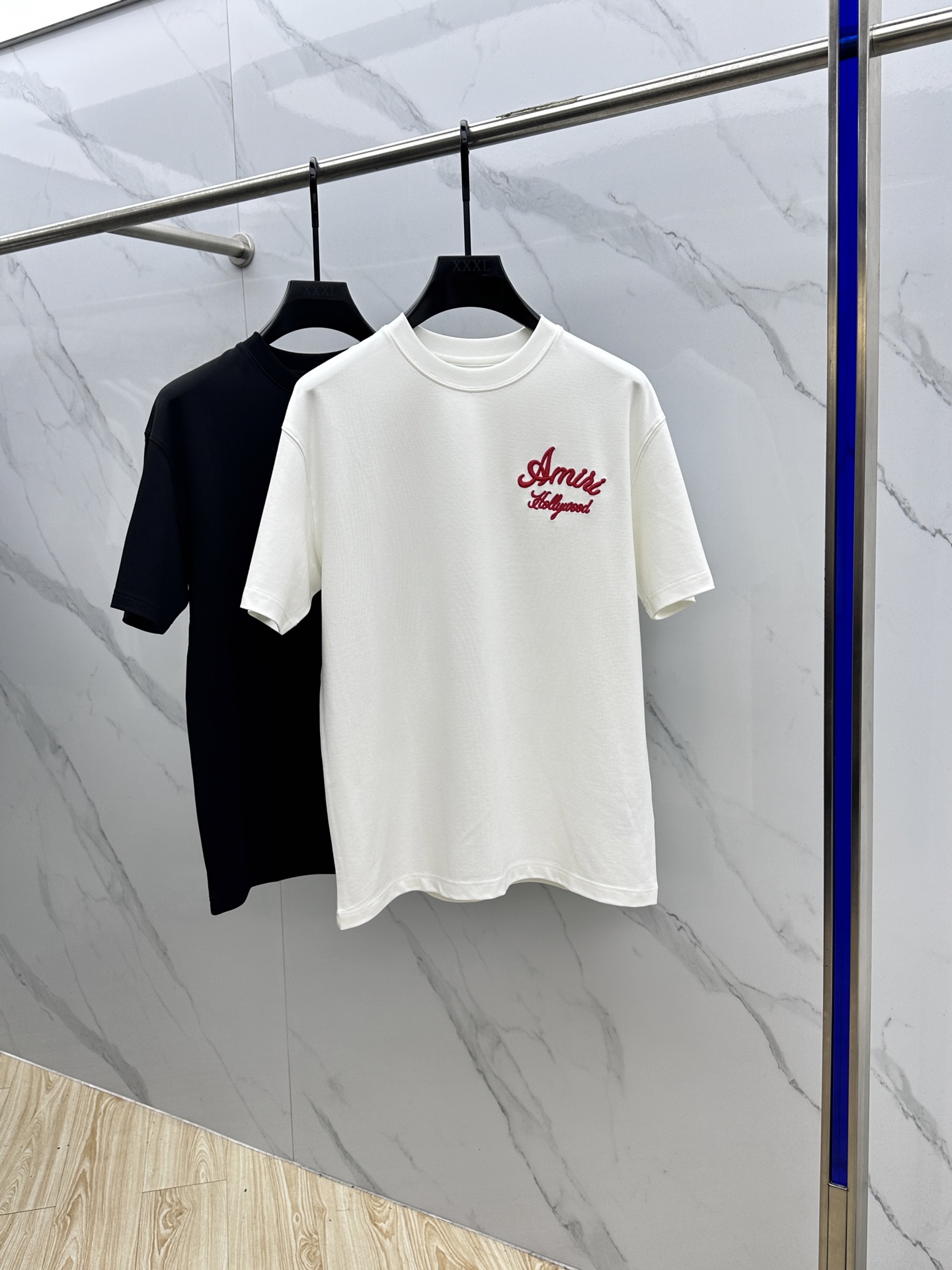 NO:571369,Amiri 2025SS new autumn short-sleeved base T-shirt delivers elegant charm with seasonal tones, making it a good choice for daily matching. The logo on the chest implicitly marks the brand identity, with three-dimensional letters, fine workmanship, fashionable and elegant, comfortable to the skin, and complete with three labels. xh sizes M-3XL,, amiri, T-shirt, alexander wang19860909Amiri 2025SS秋季新款短袖打底T 恤,以当季色调传递典雅韵味,成就日常搭配佳选.胸前logo标识含蓄标注品牌身份,字母立体工艺、做工精细、时尚大气、贴肤舒适,三标齐全xh 尺码M-3XL,,amiri,T-shirt,alexander wang,Men's clothing