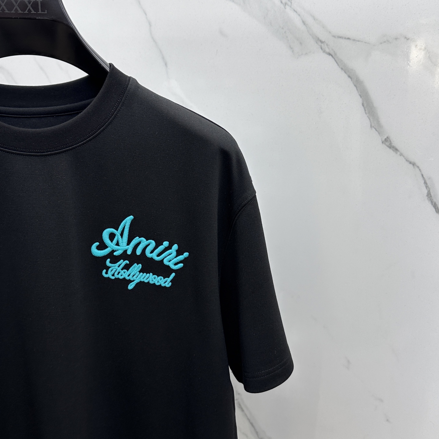 🆕Amiri 2025SS秋季新款短袖打底T 恤，以当季色调传递典雅韵味，成就日常搭配佳选。胸前logo