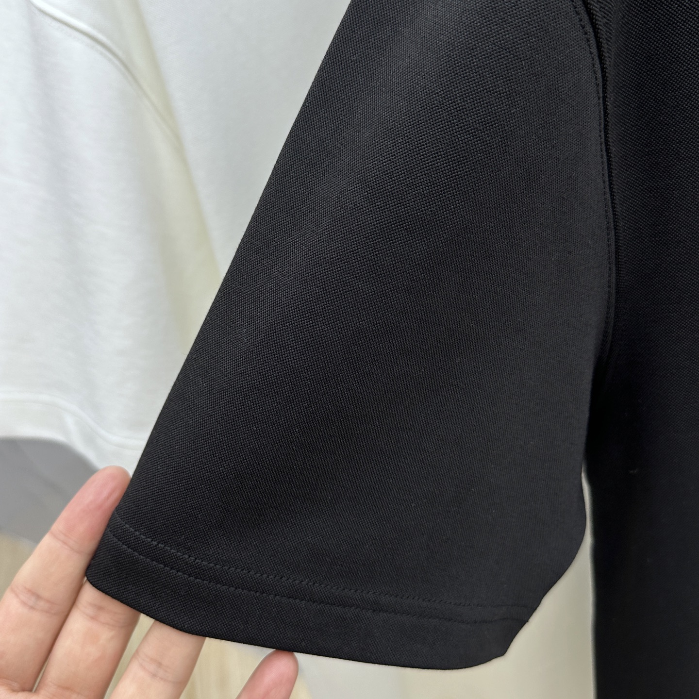 🆕Amiri 2025SS秋季新款短袖打底T 恤，以当季色调传递典雅韵味，成就日常搭配佳选。胸前logo