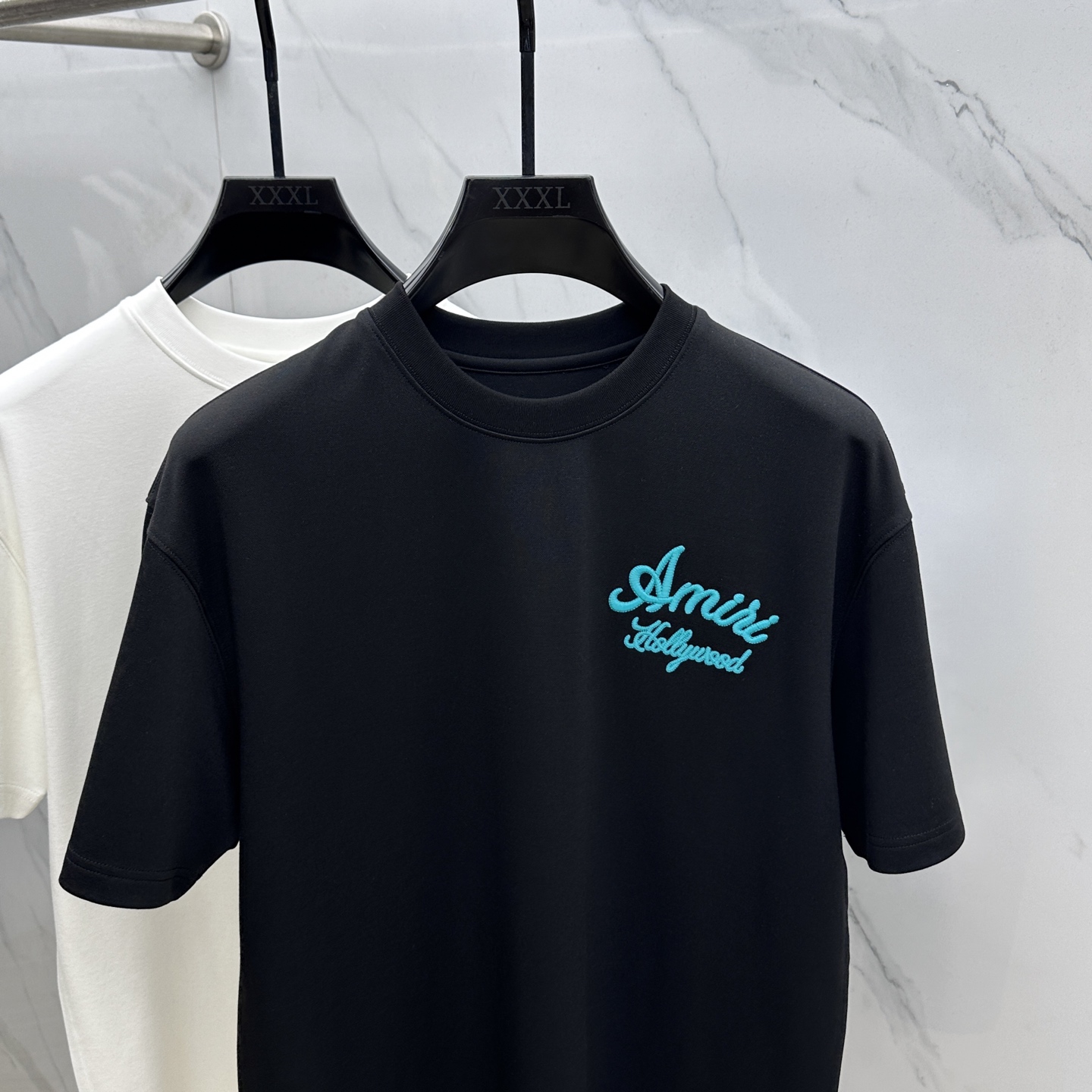 🆕Amiri 2025SS秋季新款短袖打底T 恤，以当季色调传递典雅韵味，成就日常搭配佳选。胸前logo