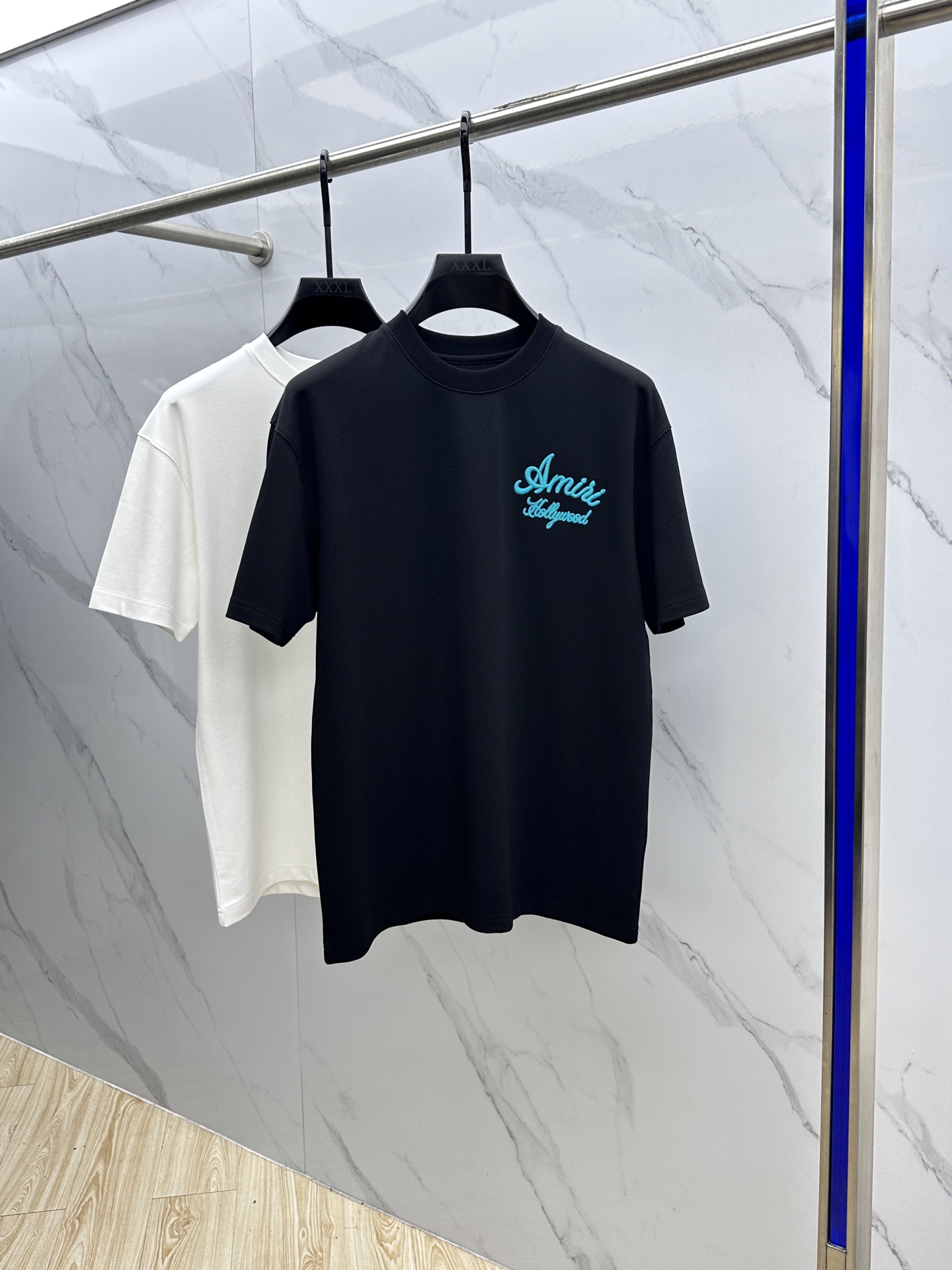 NO:522795,Amiri 2025SS Autumn new short-sleeved base T-shirt, conveying elegant charm with seasonal tones, making it a good choice for daily matching. The logo on the chest implicitly marks the brand identity, the letters are three-dimensional craftsmanship, fine workmanship, fashionable and atmospheric, and comfortable skin. The three-marks are complete xh size M-3XL, amiri, T-shirt, alexander wang19860909Amiri 2025SS秋季新款短袖打底T 恤,以当季色调传递典雅韵味,成就日常搭配佳选.胸前logo标识含蓄标注品牌身份,字母立体工艺、做工精细、时尚大气、贴肤舒适,三标齐全xh 尺码M-3XL,,amiri,T-shirt,alexander wang,Men's clothing