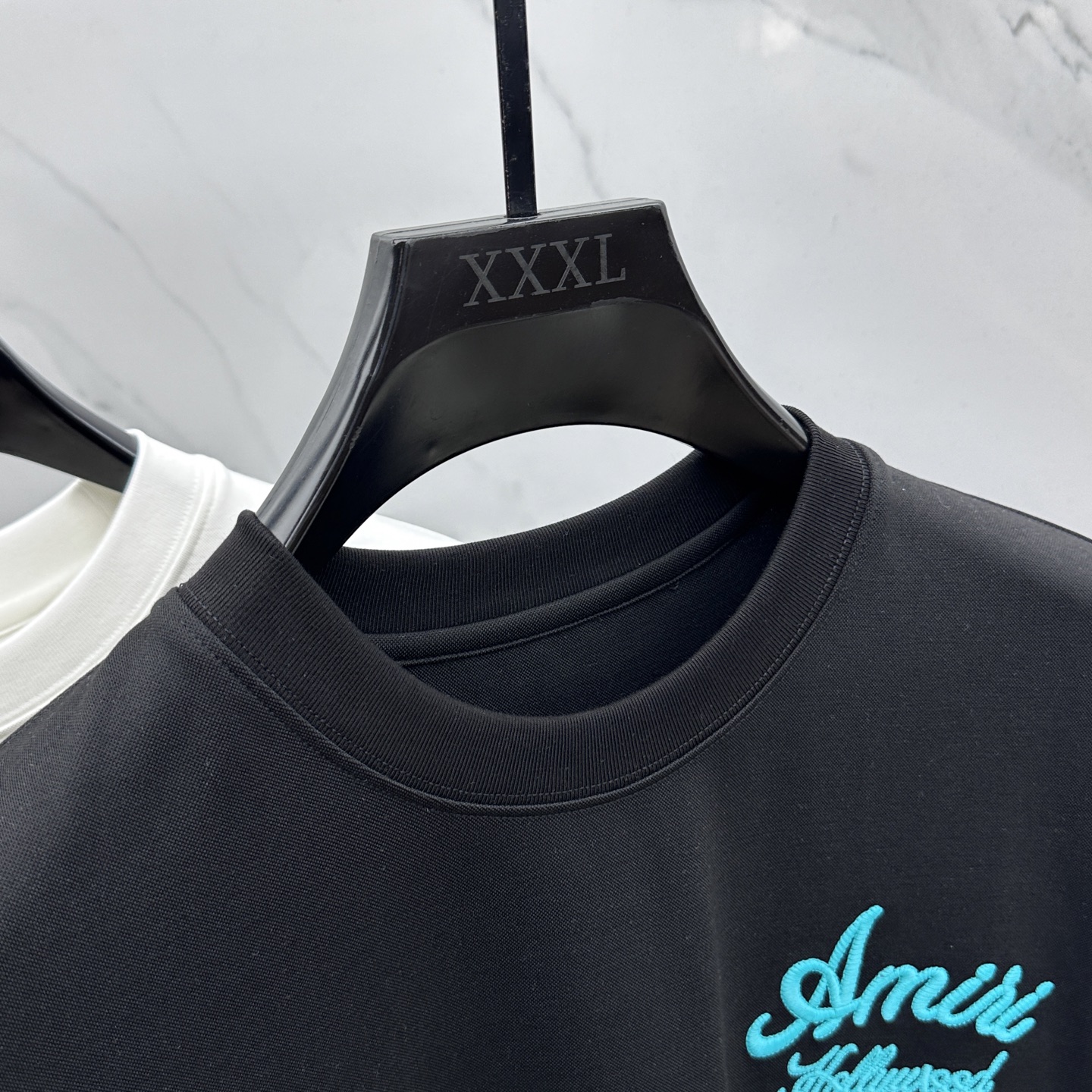 🆕Amiri 2025SS秋季新款短袖打底T 恤，以当季色调传递典雅韵味，成就日常搭配佳选。胸前logo