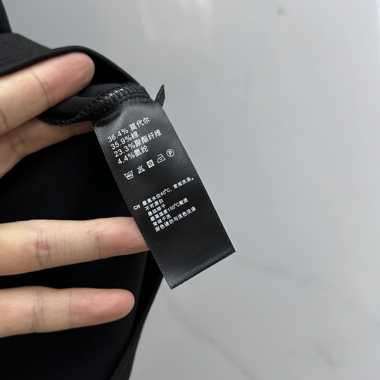 🆕Amiri 2025SS秋季新款短袖打底T 恤，以当季色调传递典雅韵味，成就日常搭配佳选。胸前logo