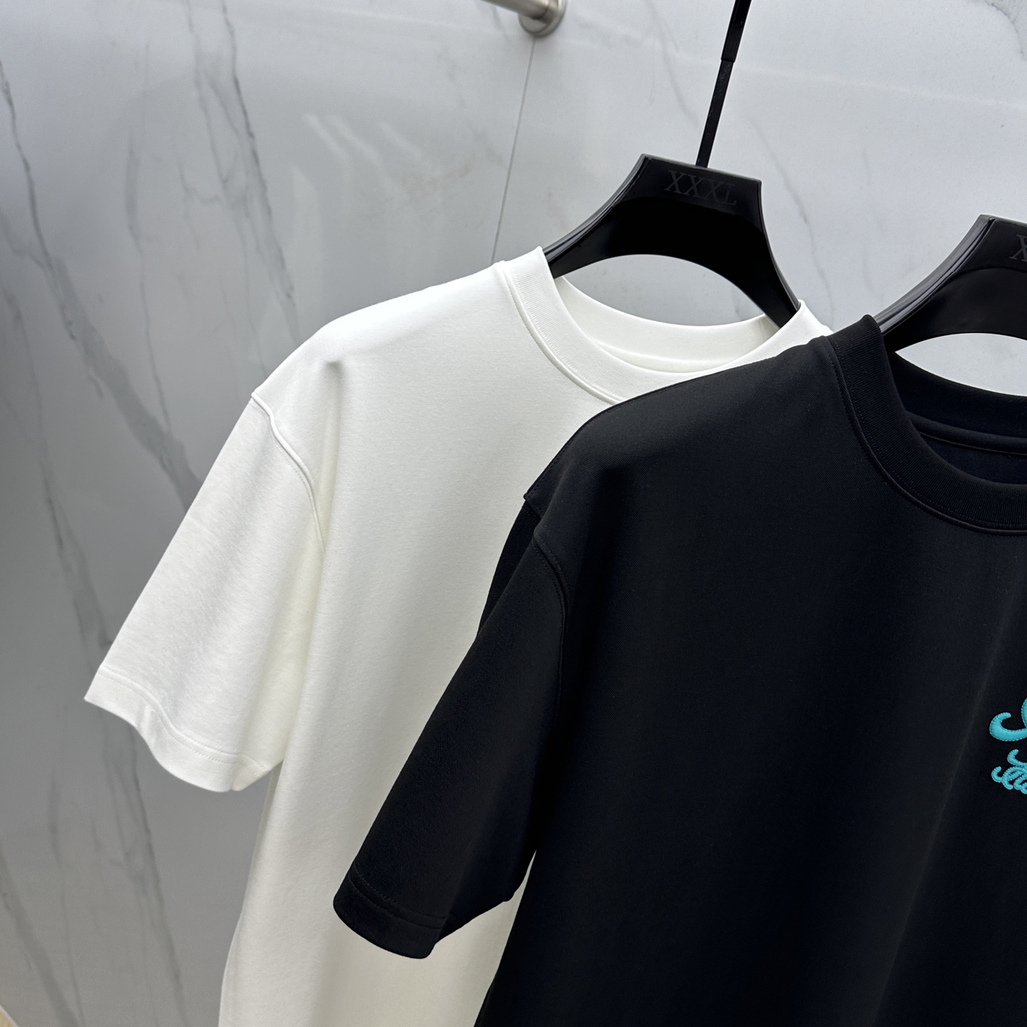 🆕Amiri 2025SS秋季新款短袖打底T 恤，以当季色调传递典雅韵味，成就日常搭配佳选。胸前logo