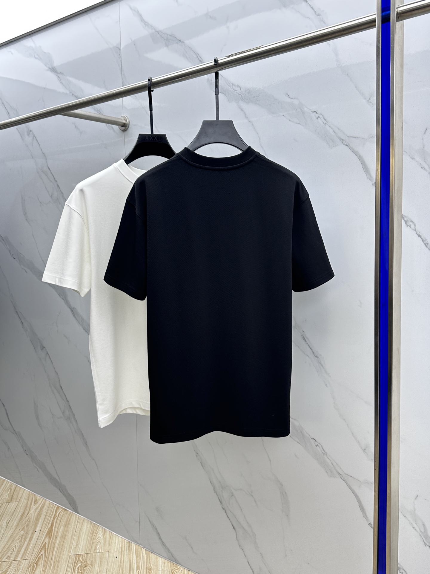 🆕Amiri 2025SS秋季新款短袖打底T 恤，以当季色调传递典雅韵味，成就日常搭配佳选。胸前logo