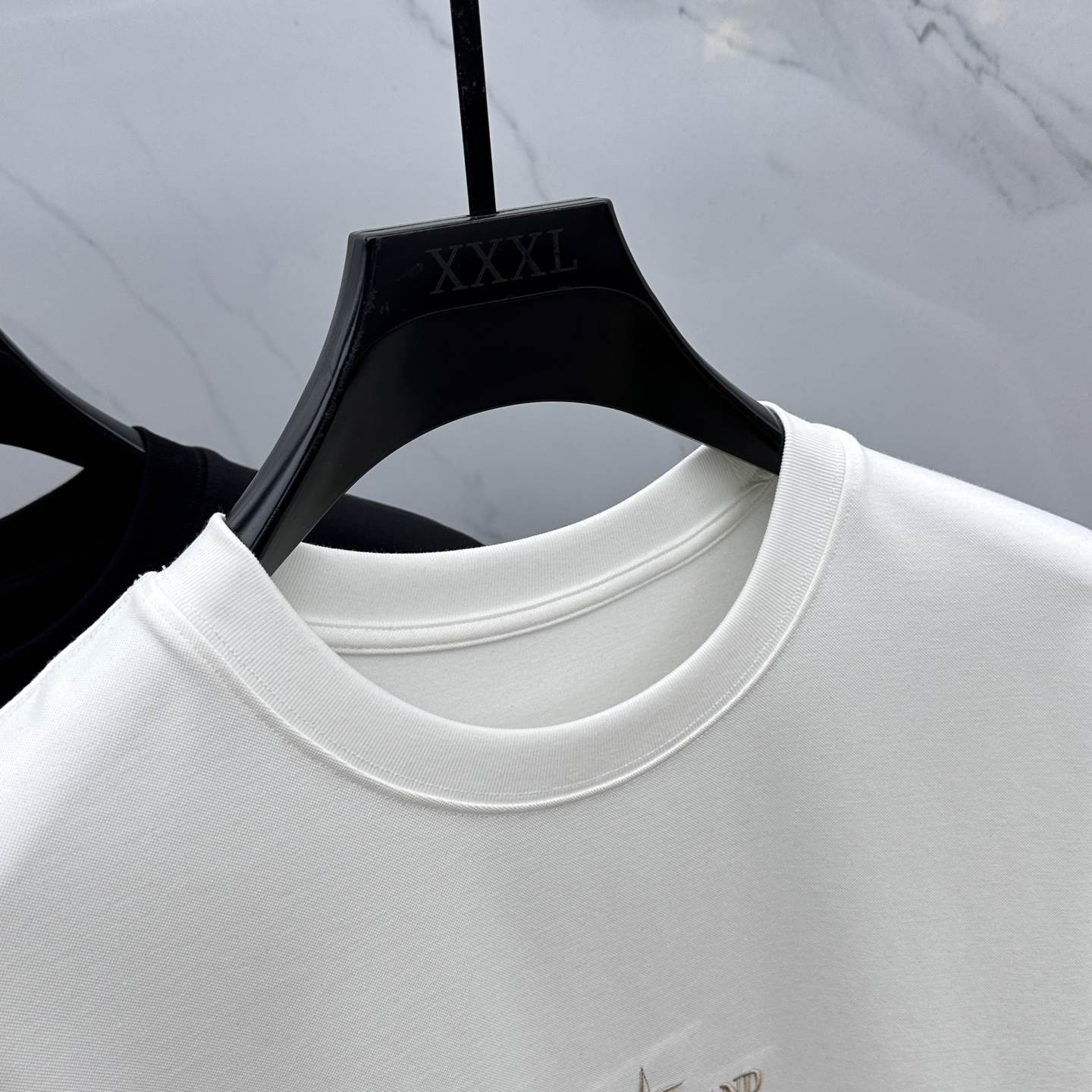 🆕STONE*石头島 2025SS秋季新款短袖打底T 恤，以当季色调传递典雅韵味，成就日常搭配佳选。胸前