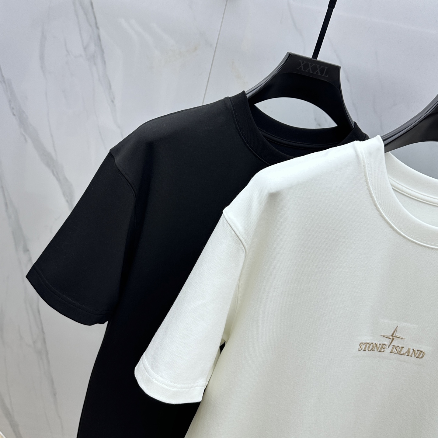 🆕STONE*石头島 2025SS秋季新款短袖打底T 恤，以当季色调传递典雅韵味，成就日常搭配佳选。胸前